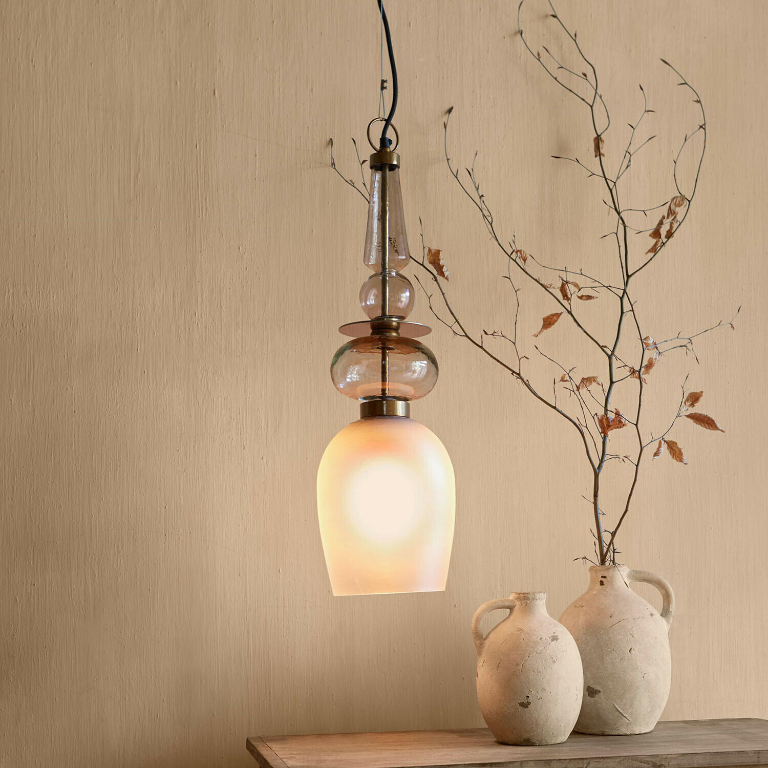 Hanglamp Vélomiane Hanglamp van matglas met messing elementen in warme beige kamer