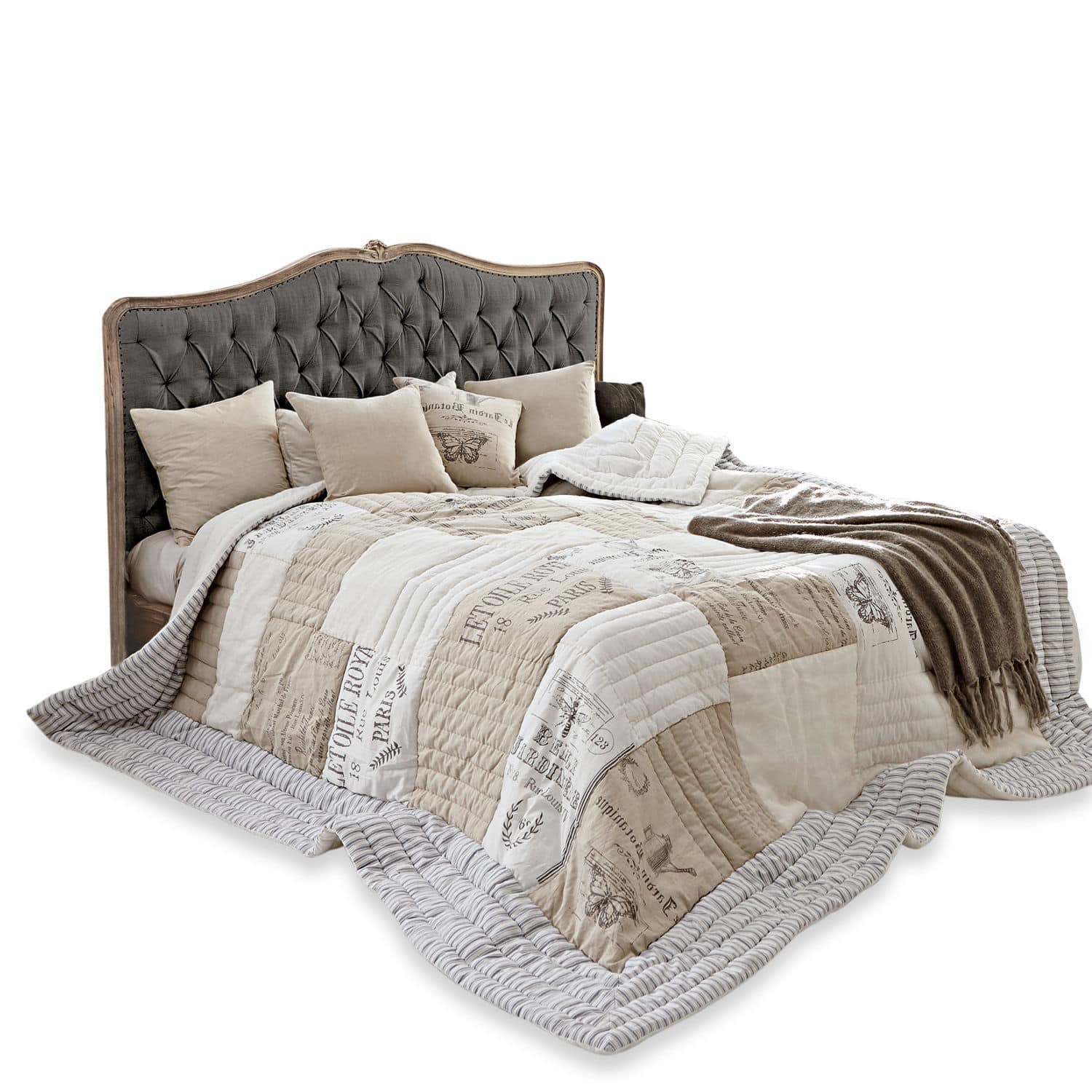 Bed Declaire Bed met grijs gestoffeerd hoofdeinde en beige vintage bedsprei voor slaapkamer