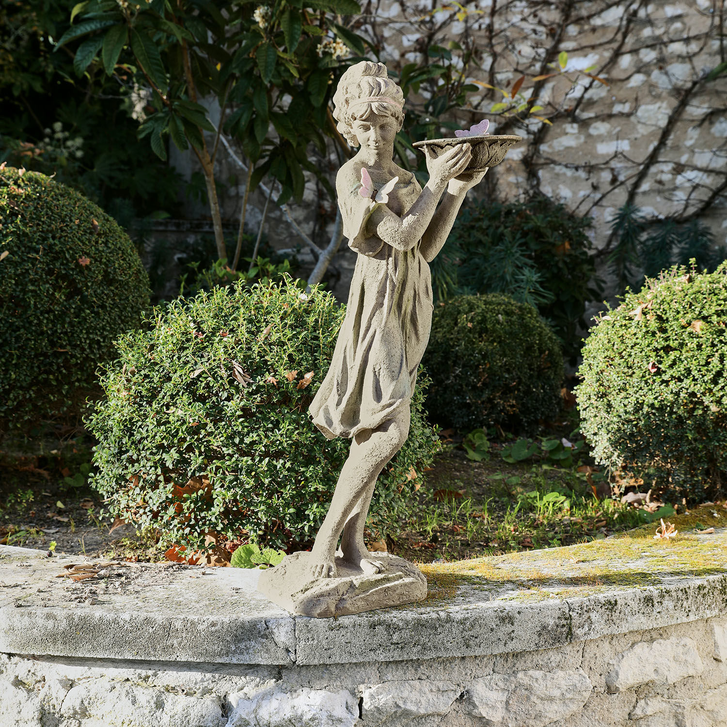 Sculptuur Malia Steenbeeld van een meisje met schaal en vlinders in tuin, decoratieve buitenversiering