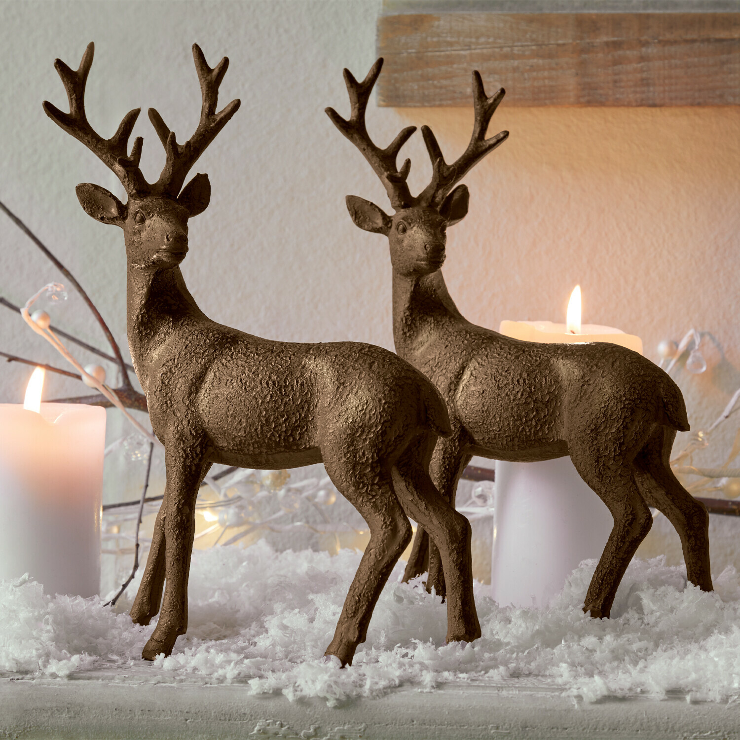 Hert set van 2 Cagny Bruine decoratieve hertenfiguren met textuur op kunstsneeuw bij kaarsen, winterse decoratie