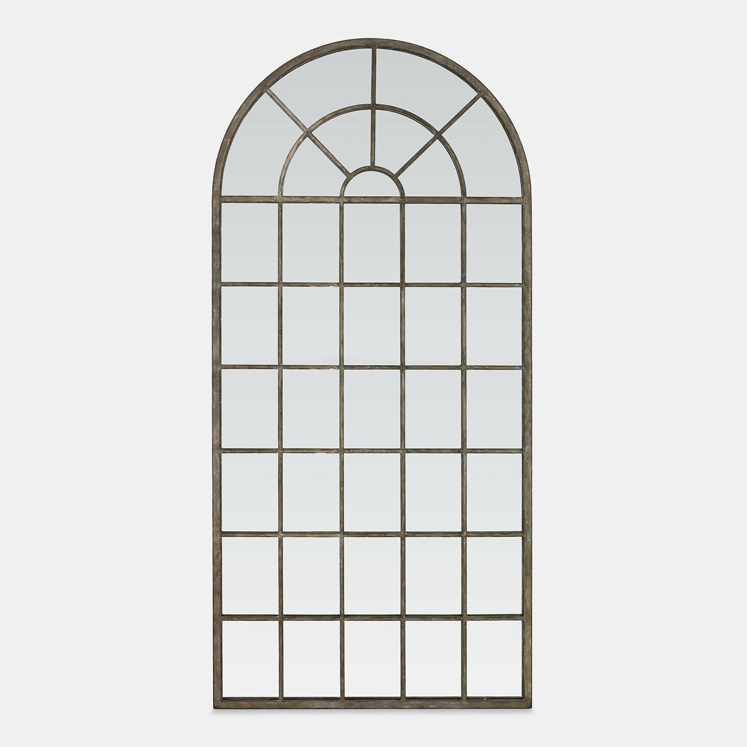 Grote wandspiegel met metalen patina-bruin frame in boogvorm voor interieurdecoratie