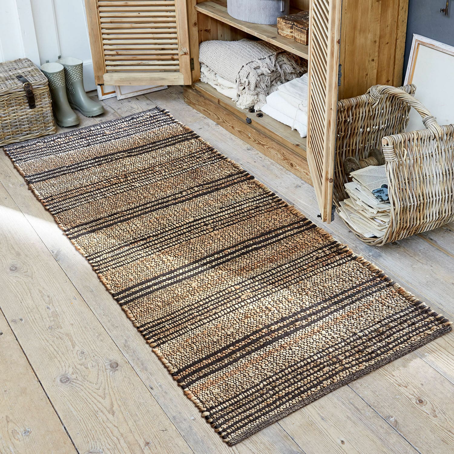 Loper Lantenot Natuurlijke jute vloerkleed met bruin-beige strepen op lichte houten vloer, interieurdecoratie