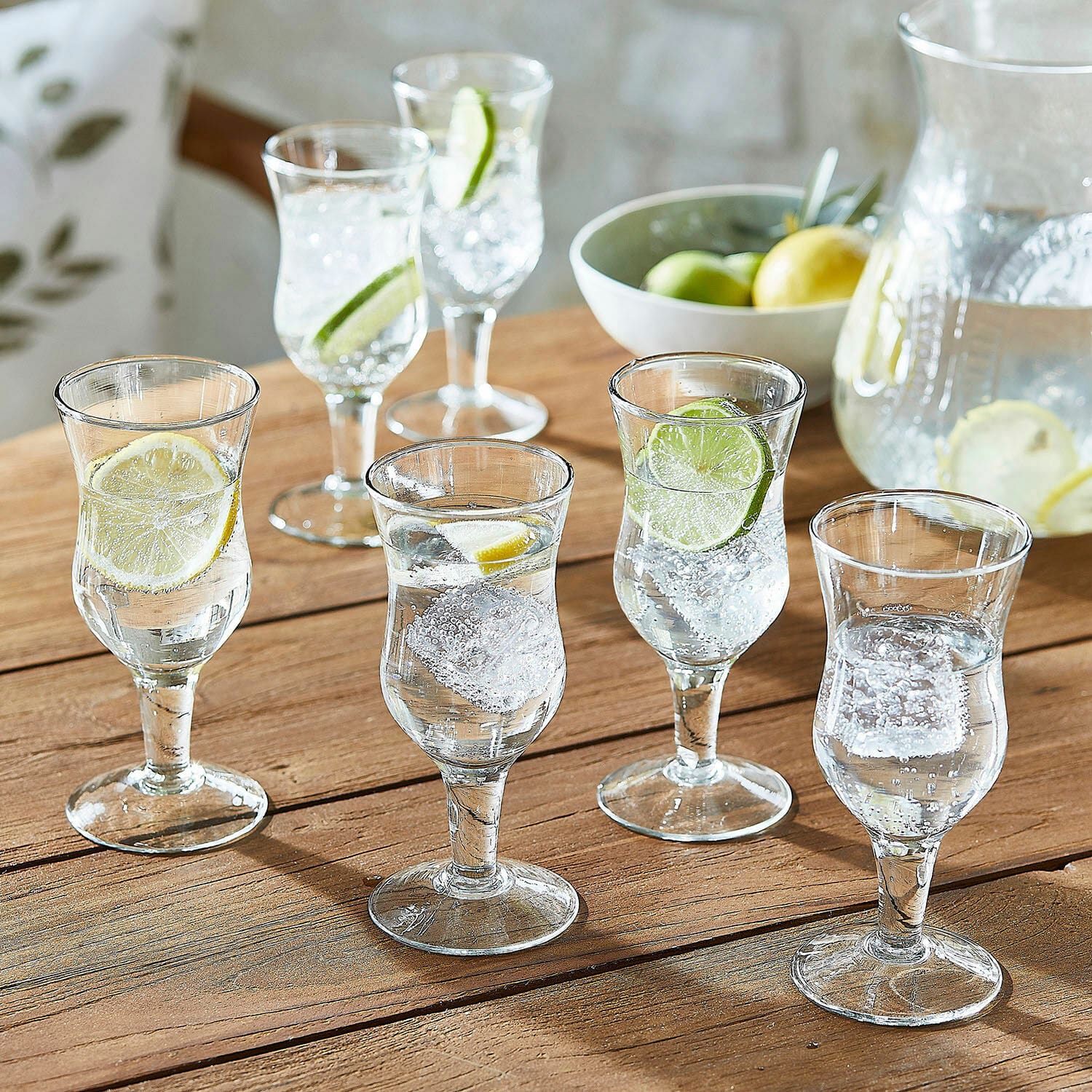 Glas set van 6 Gaëtane Set van zes heldere glazen met water, ijs en citroenschijfjes op houten tafel