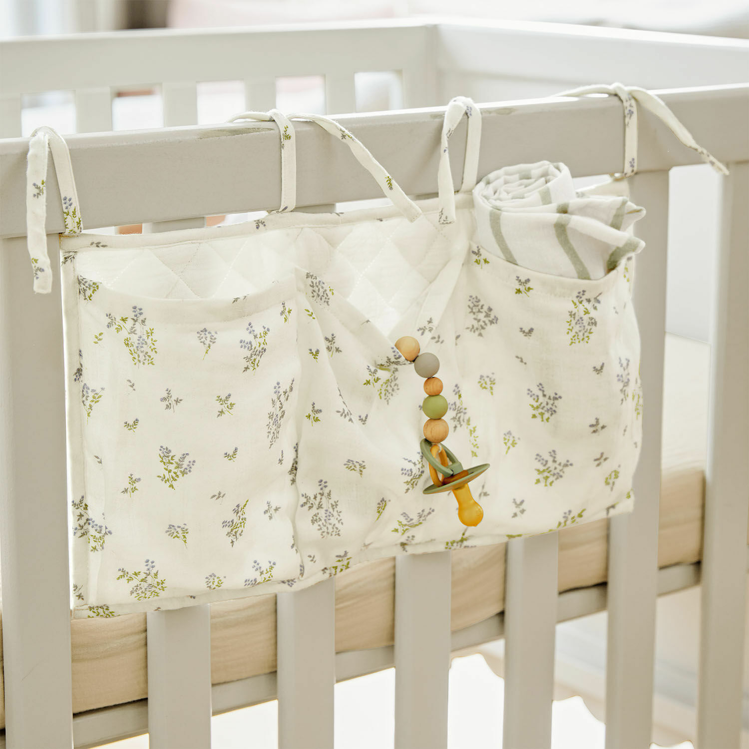Bedopberger Nymariel Babybed organizer van katoen in crèmekleur met bloemenprint en opbergvakken