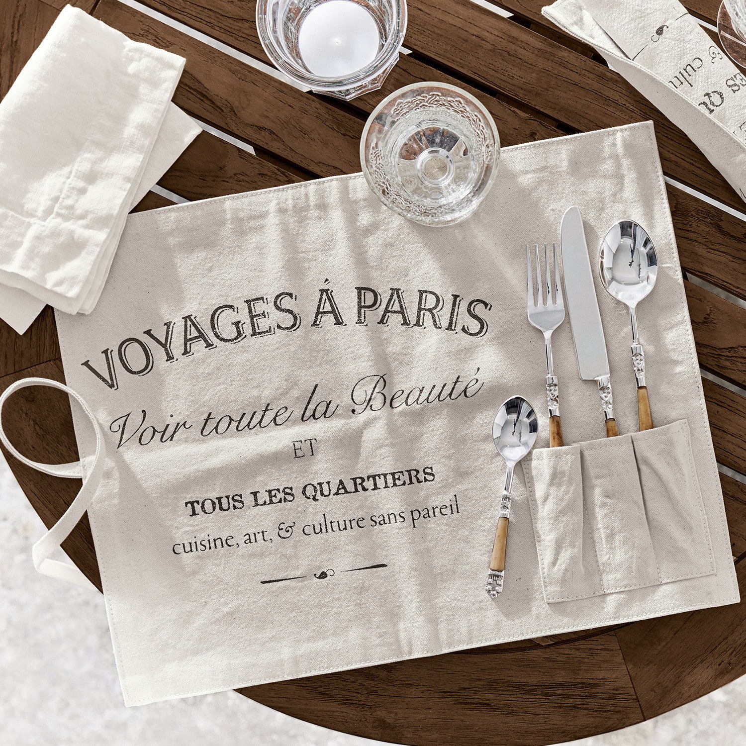 Placemat set van 2 Voyage Beige linnen tafelkleed met Franse opdruk en bestekzakken op houten tafel