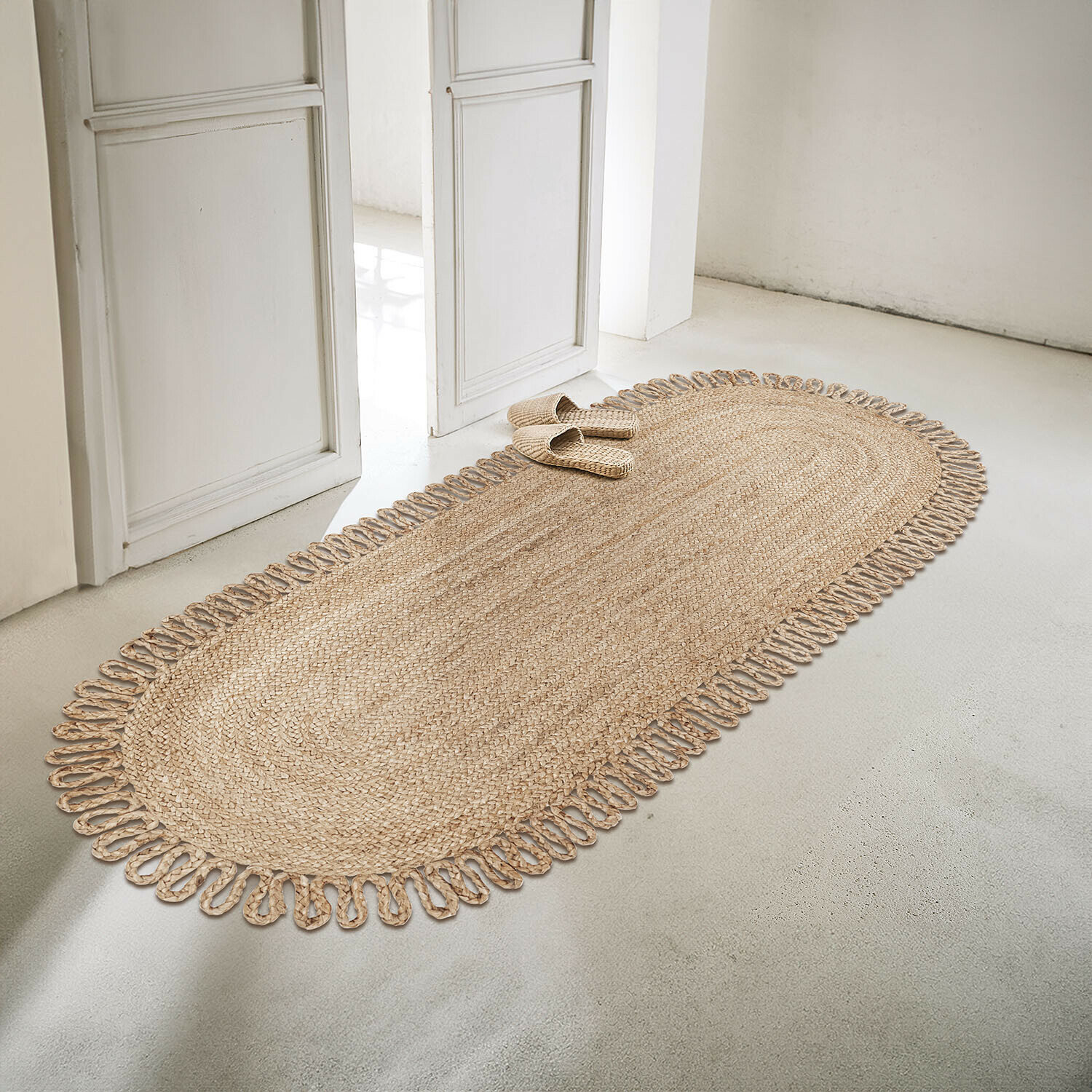 Ovale jute vloerkleed in natuurlijke kleur met decoratieve rand, geschikt voor lichte interieurs