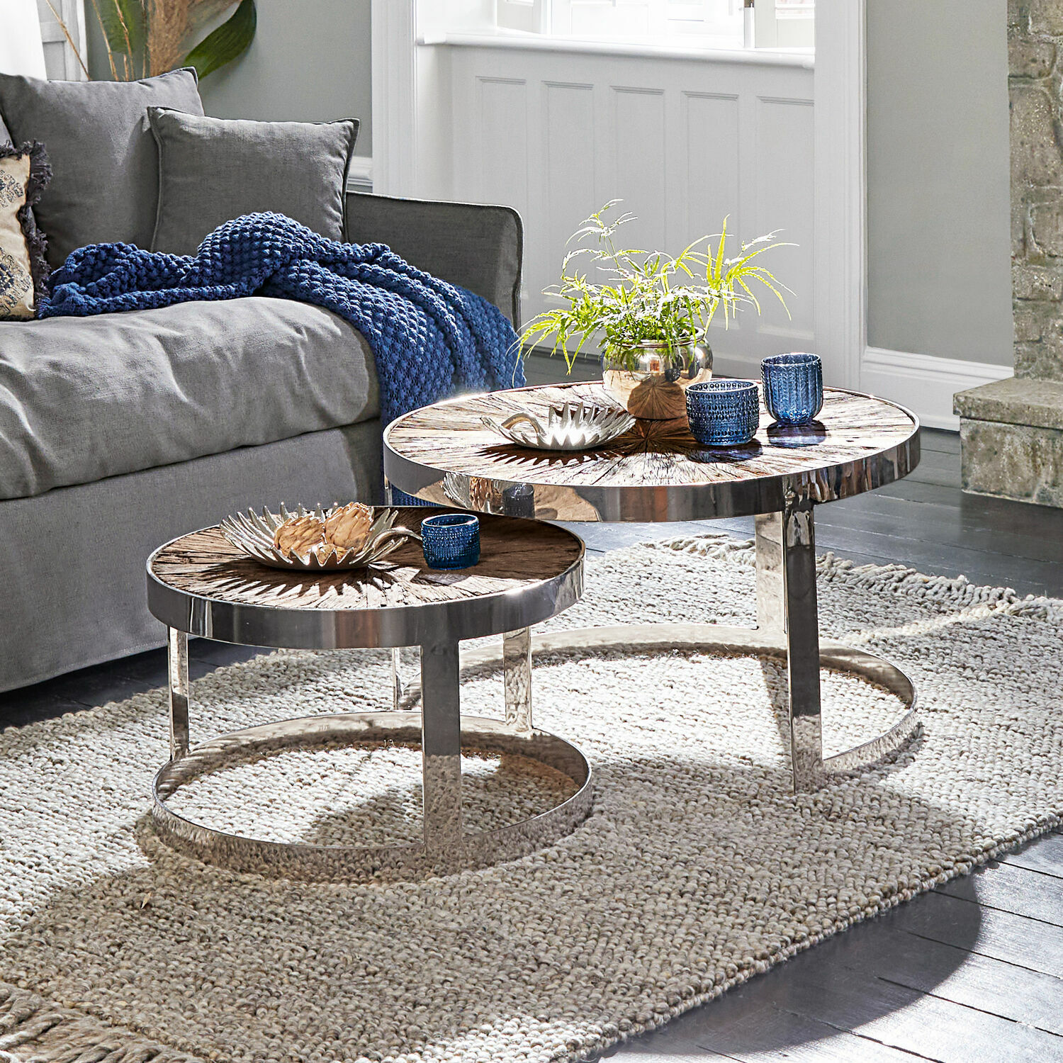 Salontafel set van 2 Houghton Set van twee ronde salontafels met metalen frames en houten bladen in woonkamer