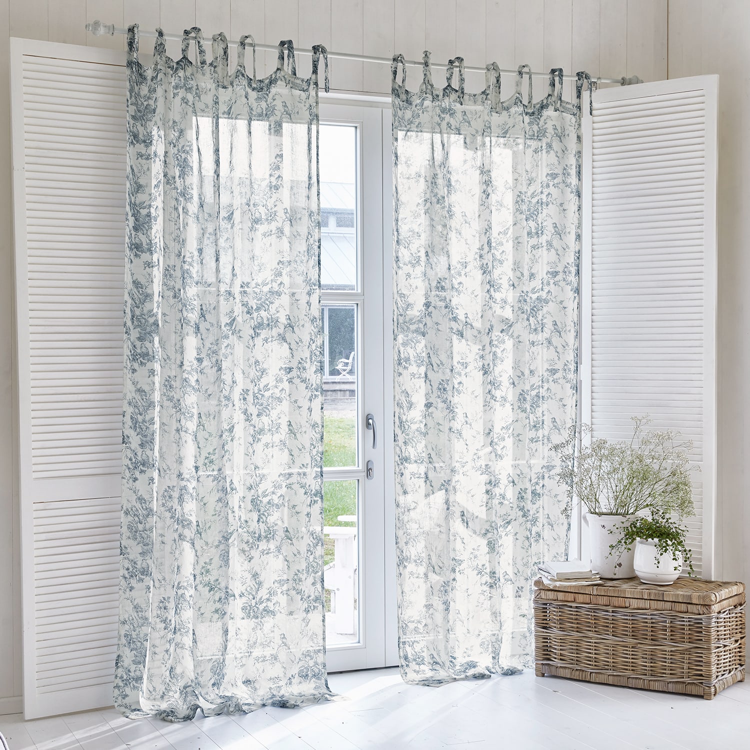 Transparante gordijnen met blauw bloemenpatroon op witte stof, lichte stoffen voor woonkamer
