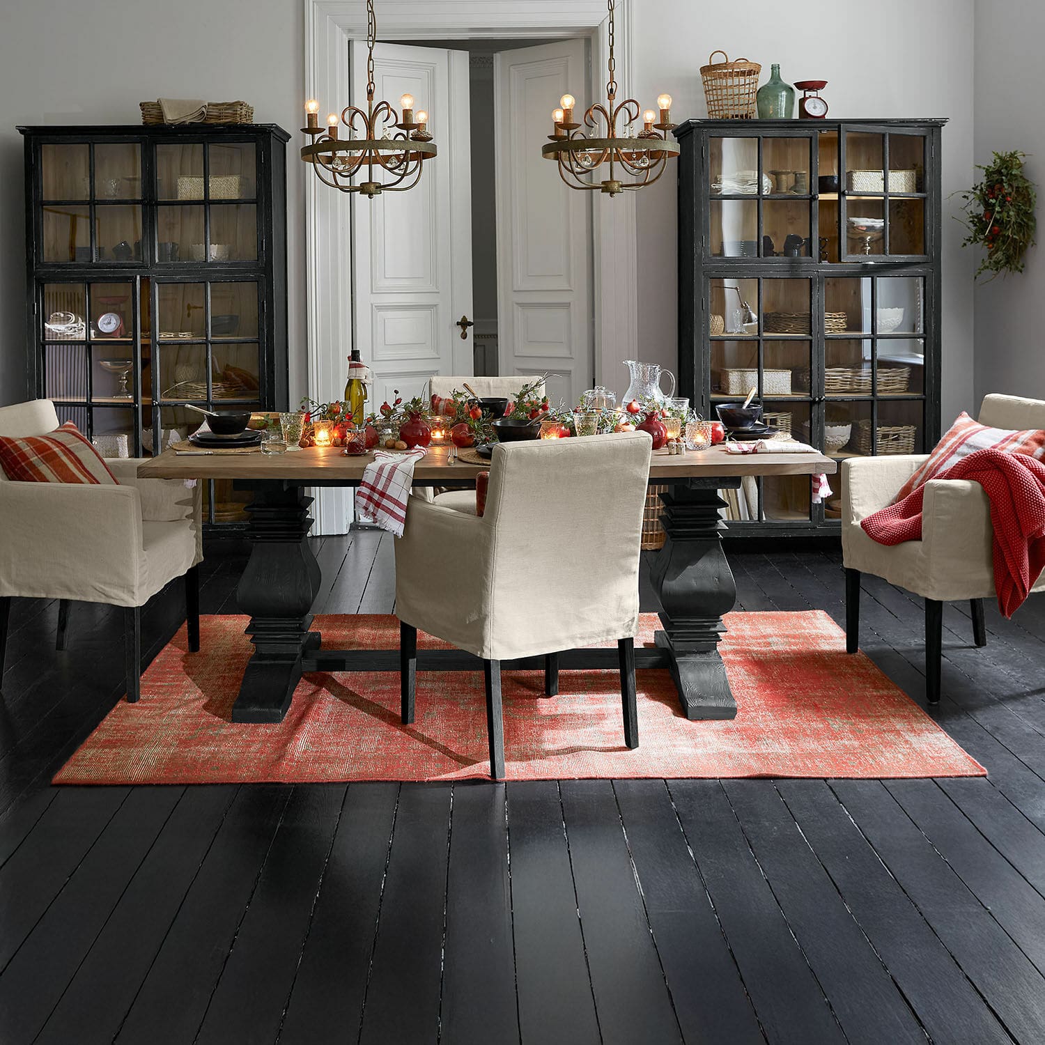 Vloerkleed Yalora Eetkamer met houten tafel en beige stoelen op rood vloerkleed, rustieke landelijke stijl