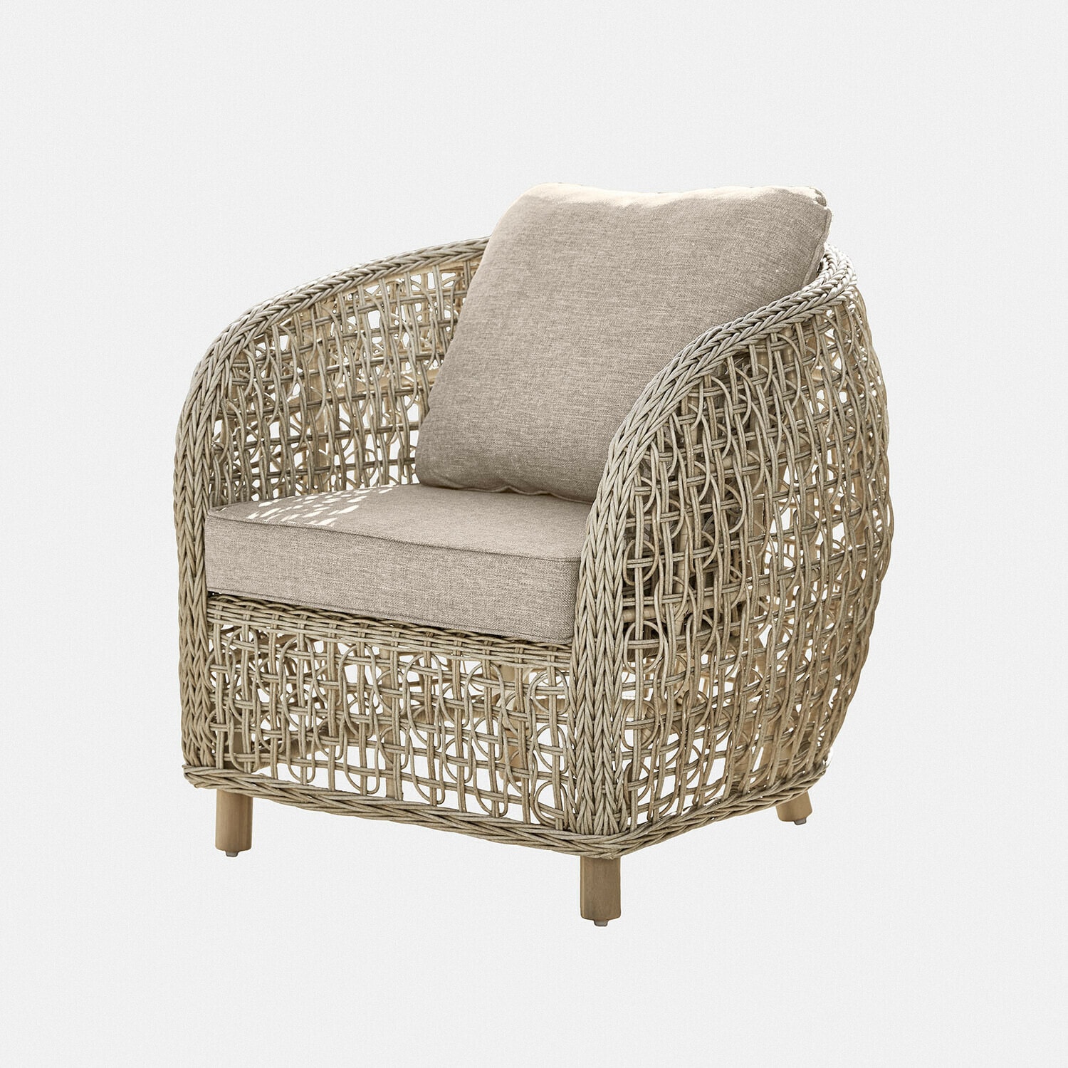 Beige rotan fauteuil met zachte kussens, perfect voor een gezellige woonkamer
