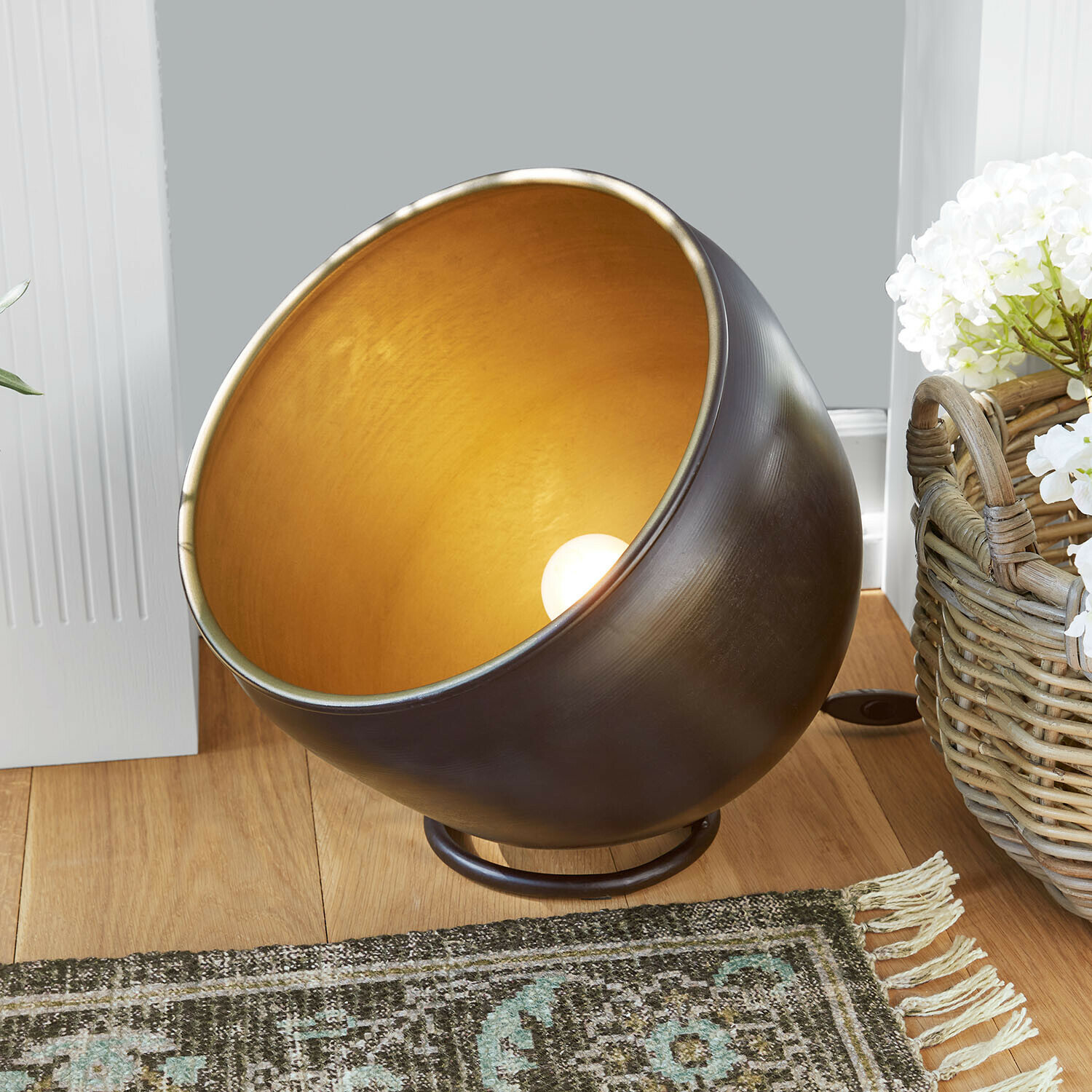 Vloerlamp Moorford Metalen tafellamp met gouden binnenkant en zwarte buitenkant op houten vloer