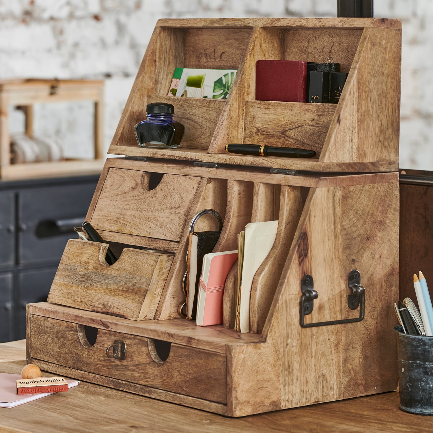 Houten bureau-organizer met laden en vakken voor documenten en schrijfwaren