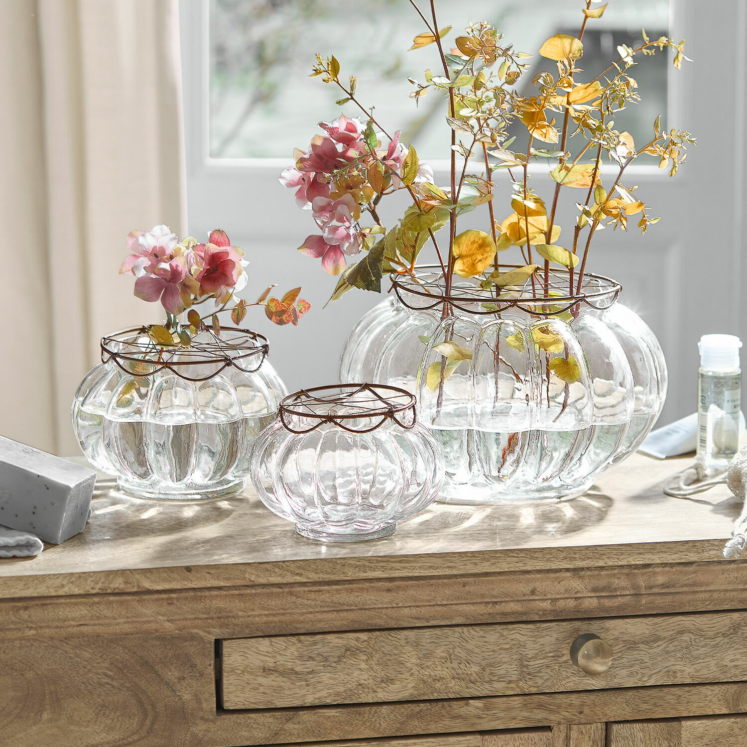 Vaas set van 3 Xyphine Set van drie transparante glazen vazen met metalen ringen en bloemen, tafeldecoratie