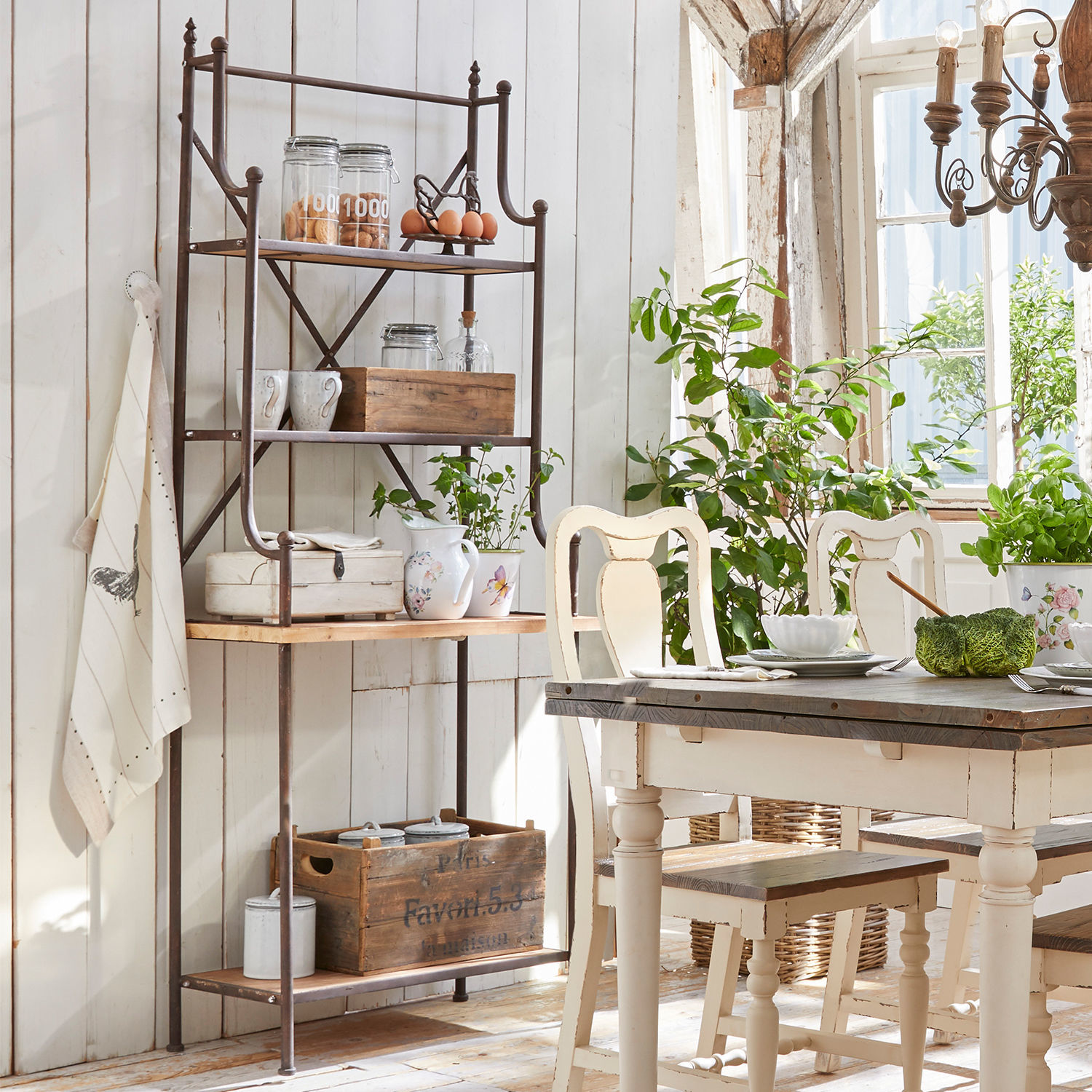 Rek Newton Rustieke metalen kast met houten planken in lichte eetkamer met planten en decoraties