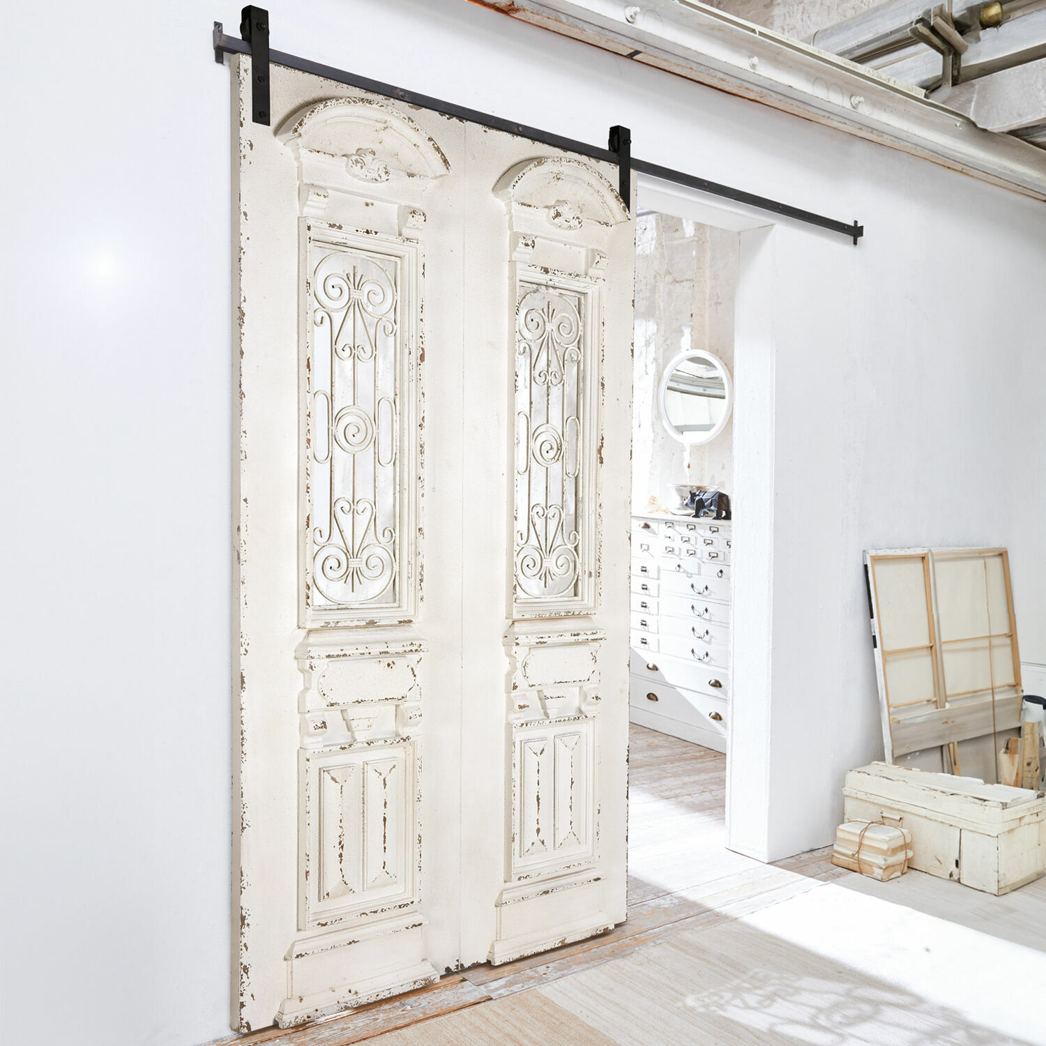 Schuifdeur Maltano Witte schuifdeur van verouderd hout met decoratieve metalen inzetstukken voor vintage interieur