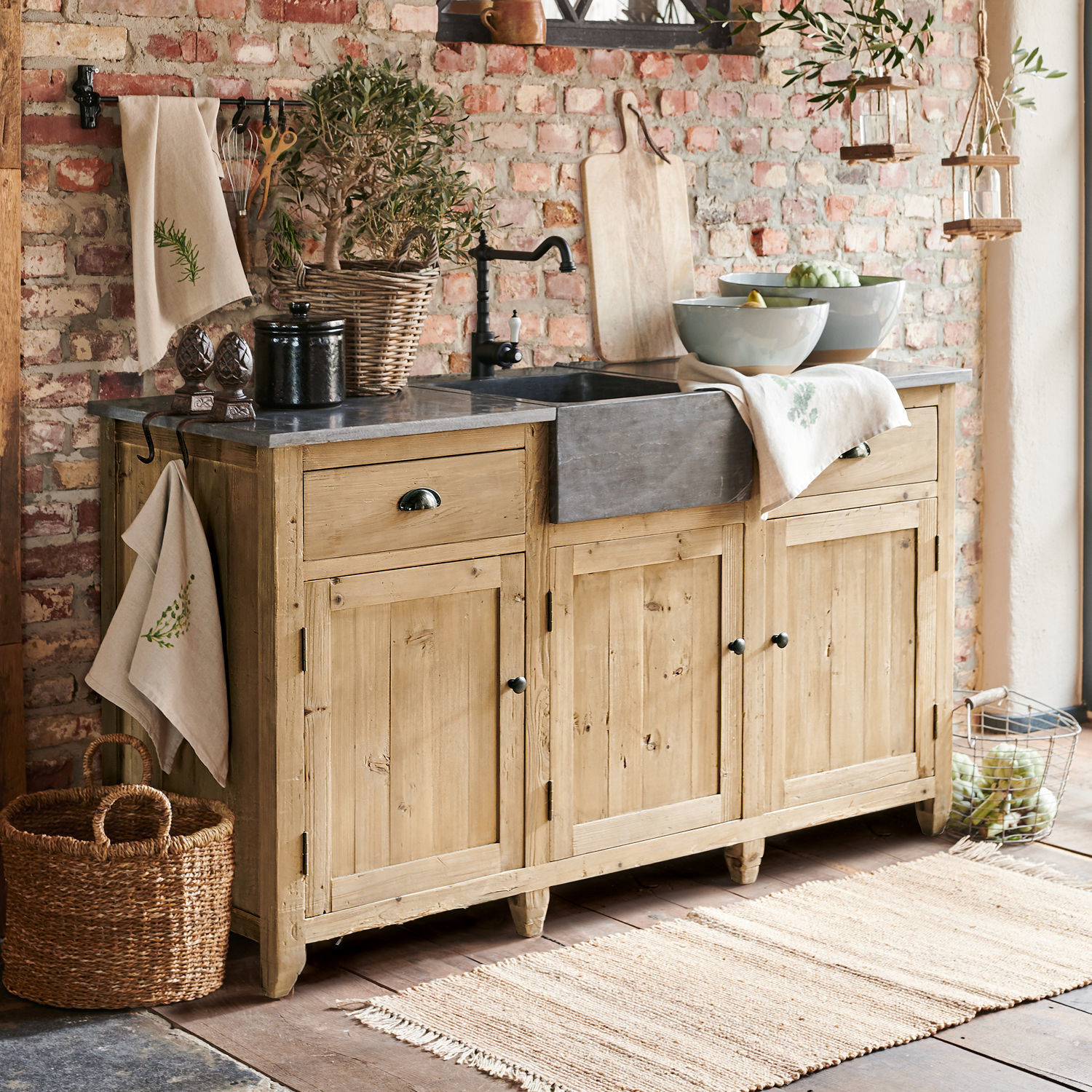Gootsteenkast Deaton Rustieke houten keukenkast met stenen gootsteen en vintage decoratie in gezellige keuken
