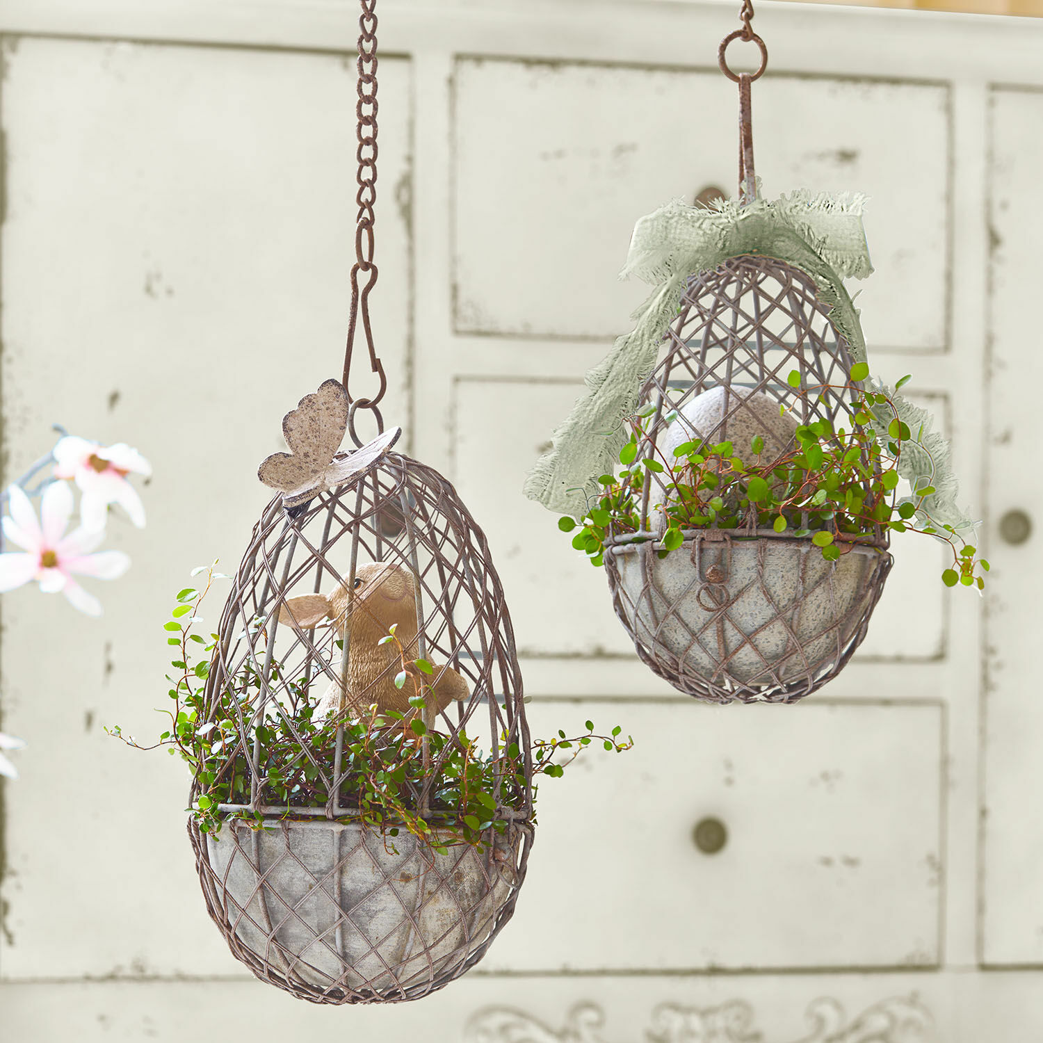 Hangende decoratieve metalen plantenbakken met groene planten en vintage versieringen voor binnen