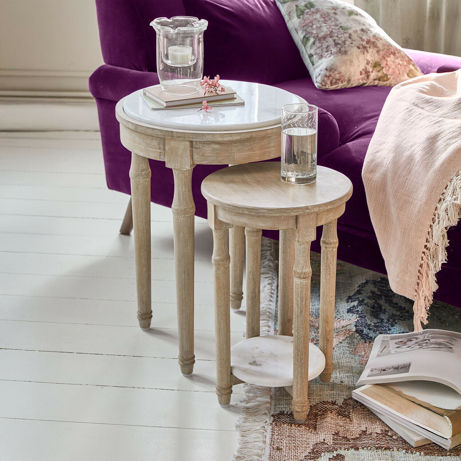 Bijzettafeltje set van 2 Camélune Set van twee ronde bijzettafels van licht hout met marmeren bladen voor woonkamer