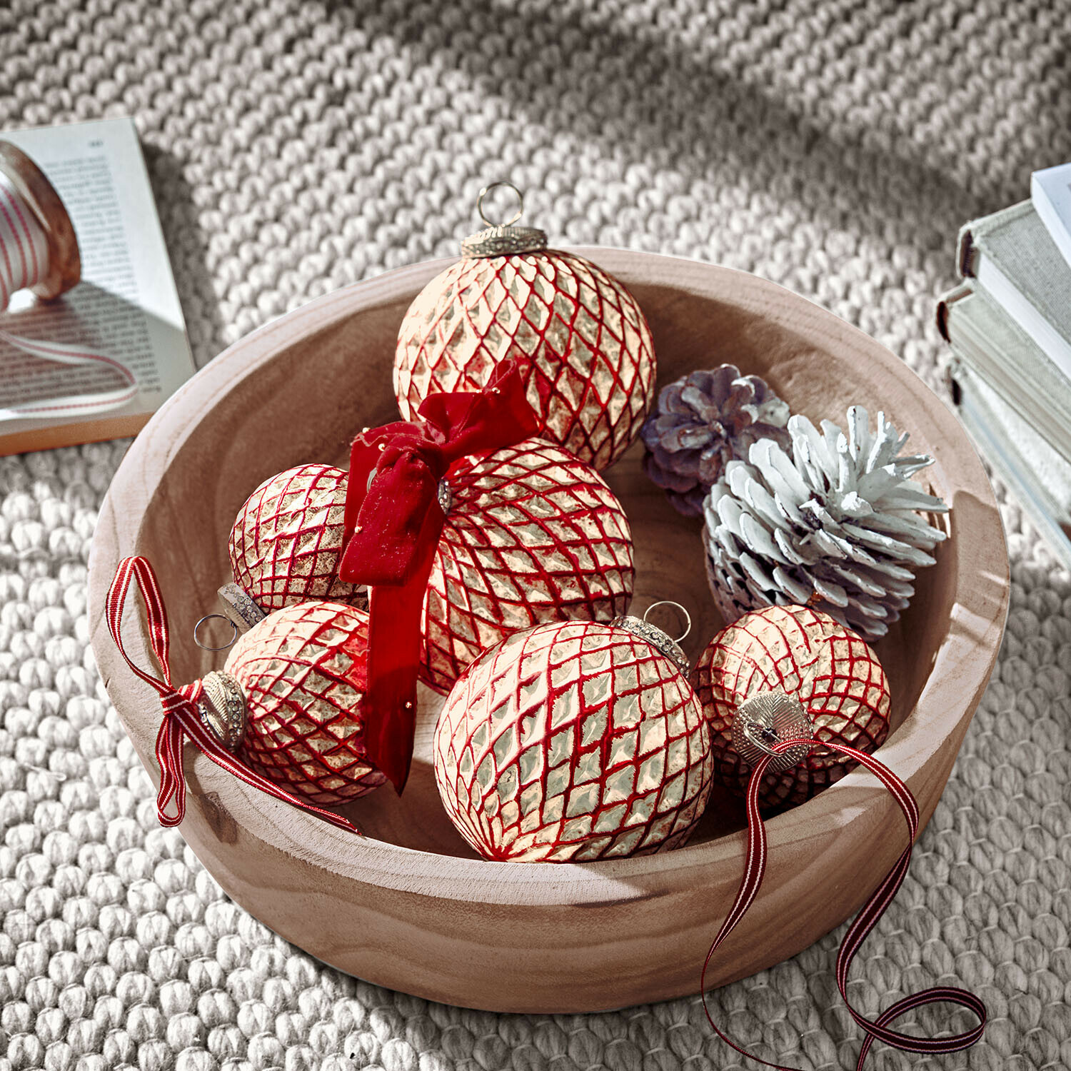 Kerstbal set van 6 Aleviah Houten schaal met rood-gouden kerstballen en witte dennenappels voor feestelijke decoratie