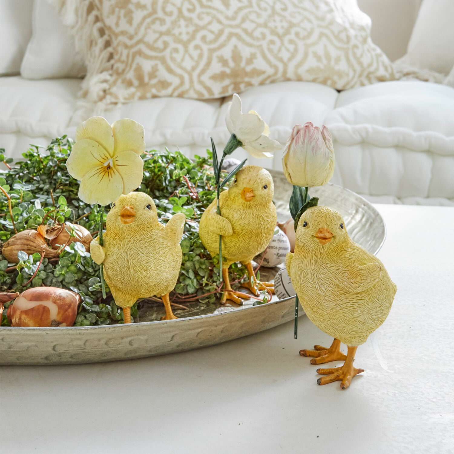 Kuiken set van 3 Duerre Decoratieve gele kuikens met bloemen op metalen schaal met groene planten, lentetafelversiering
