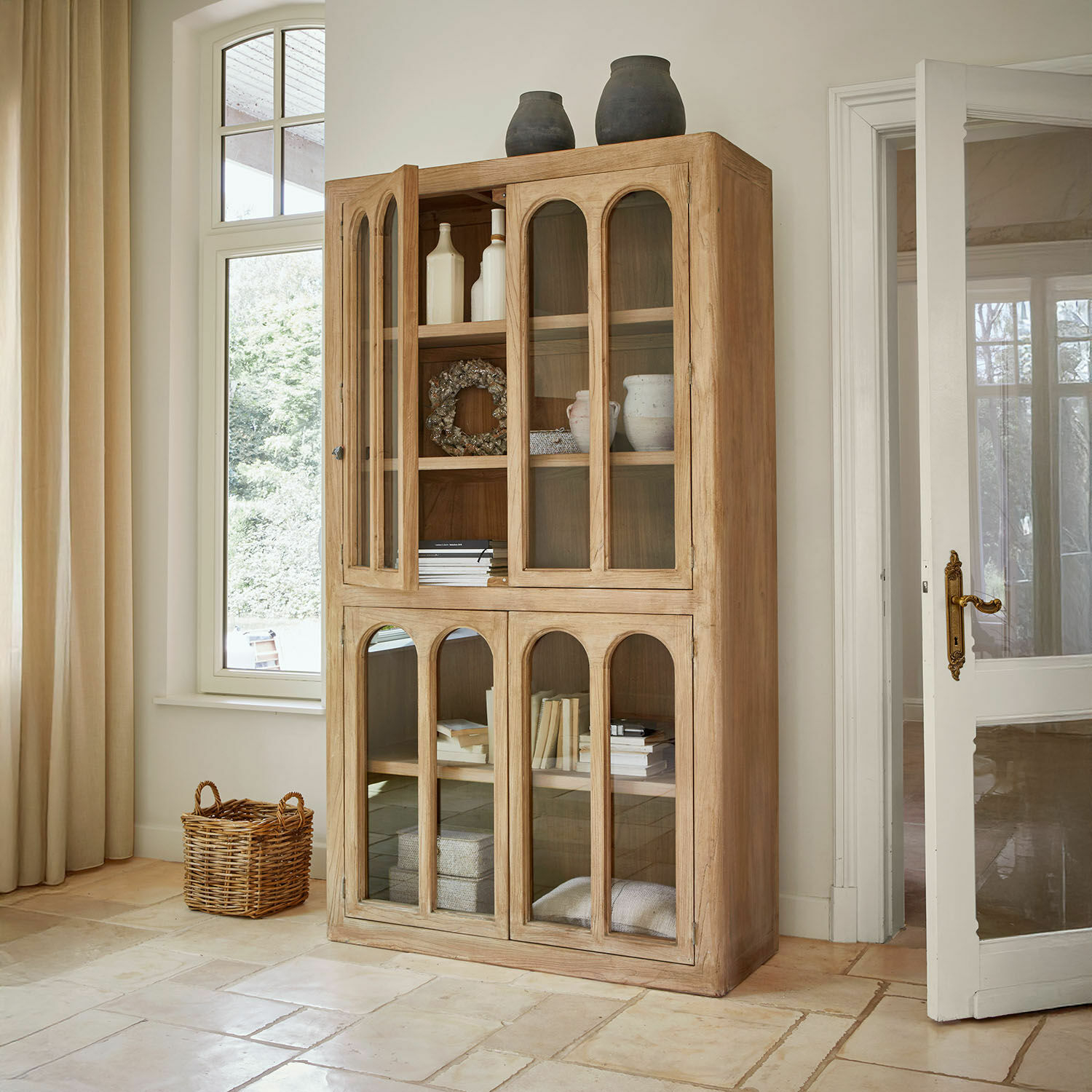 Kast Blythewood, Iepenhout met natuurlijke nerf, Glazen deuren met ronde bogen, Softtouchfunctie zonder handgrepen in bruin
