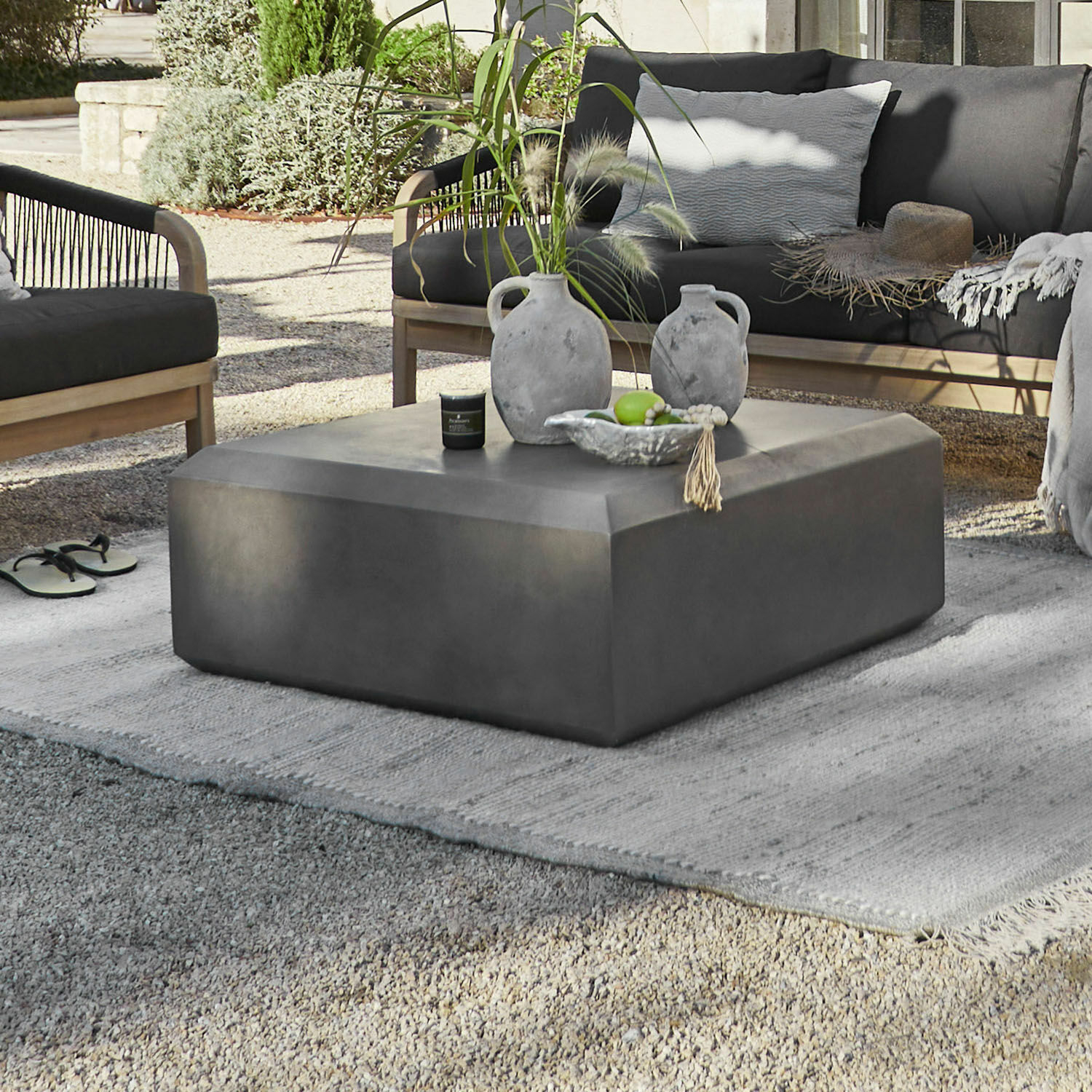 Salontafel Theodoros, Robuust cement, Handgemaakt, Design in heldere lijnen in donkergrijs