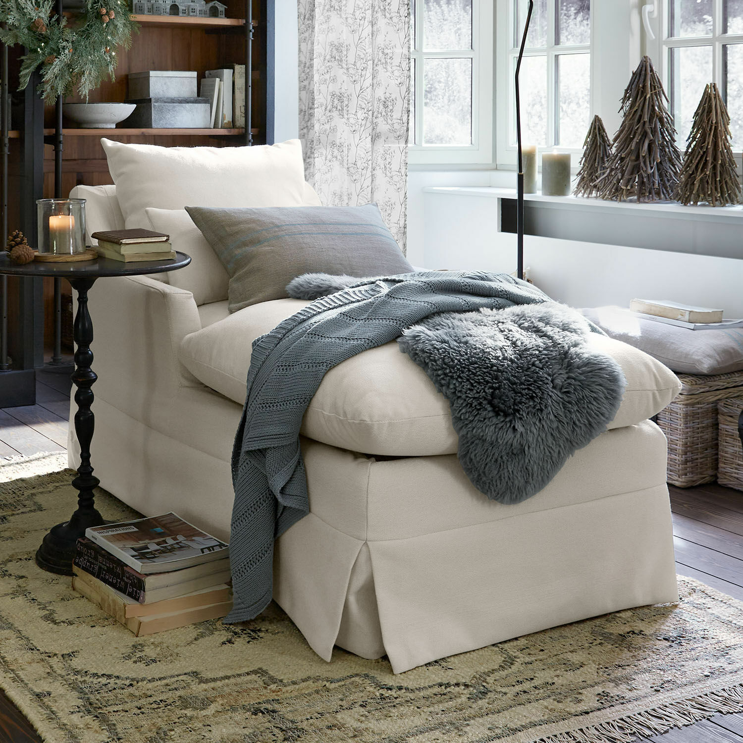 Chaise longue Téranisse, Zachte, geknoopte bekleding, Zichtbare, elegante structuur, Incl. twee sierkussens in crème
