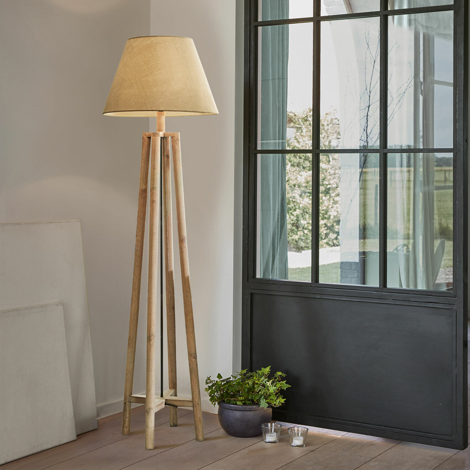Staande lamp Edgewood, Chique, landelijke stijl, Rustieke uitstraling, Voet van paulowniahout en grenen in bruin/linnen