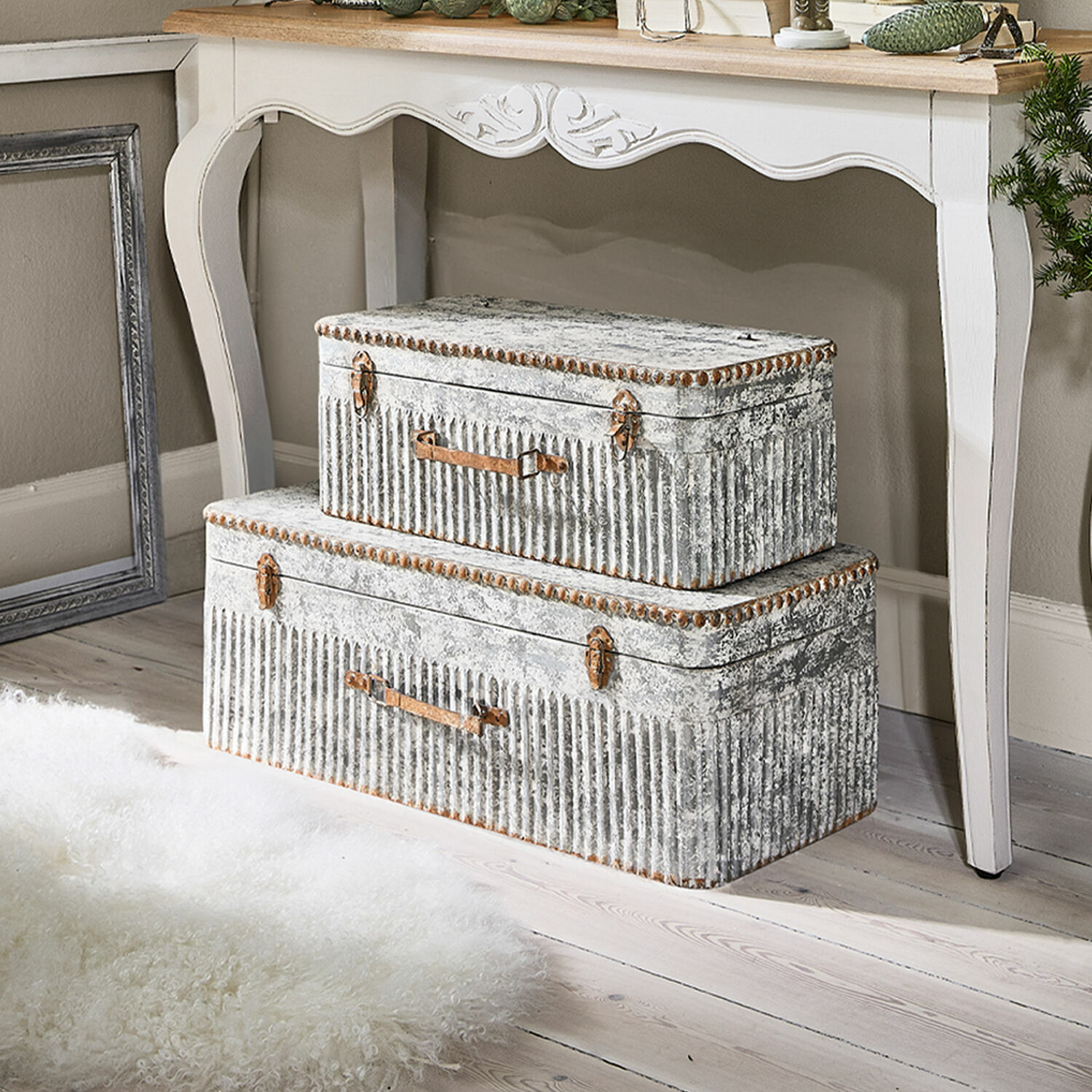 Kist set van 2 Robyn, Imposante koffer-look van metaal, Gedetailleerde, antieke afwerking, In twee op elkaar afgestemde maten in antiekgrijs