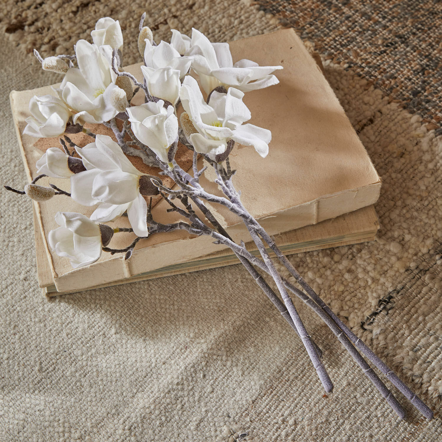 Sierbloem set van 4 Santavella, Zachte bloemen, Buigzame takken, Magnolia-imitaties in wit
