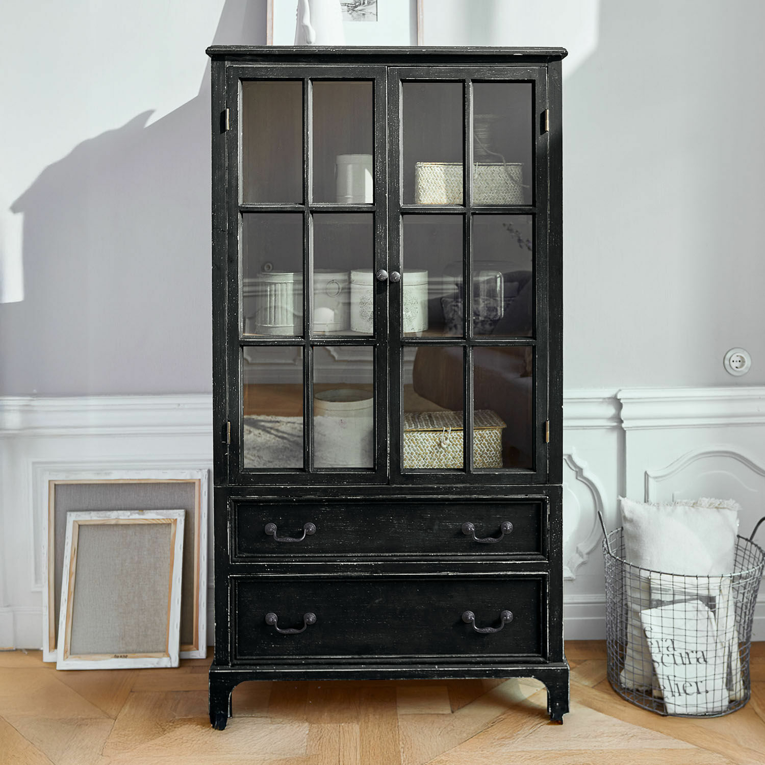 Kast Jarrowfield, Met een rustieke antiek-finish aan de buitenkant, Natuurlijke binnenkant, Decoratief vitrinemodel in antiekzwart