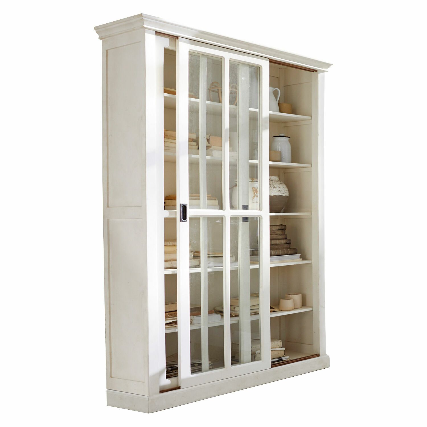 Kast Brouns Witte houten vitrinekast met glazen schuifdeuren en planken voor boeken en decoratie