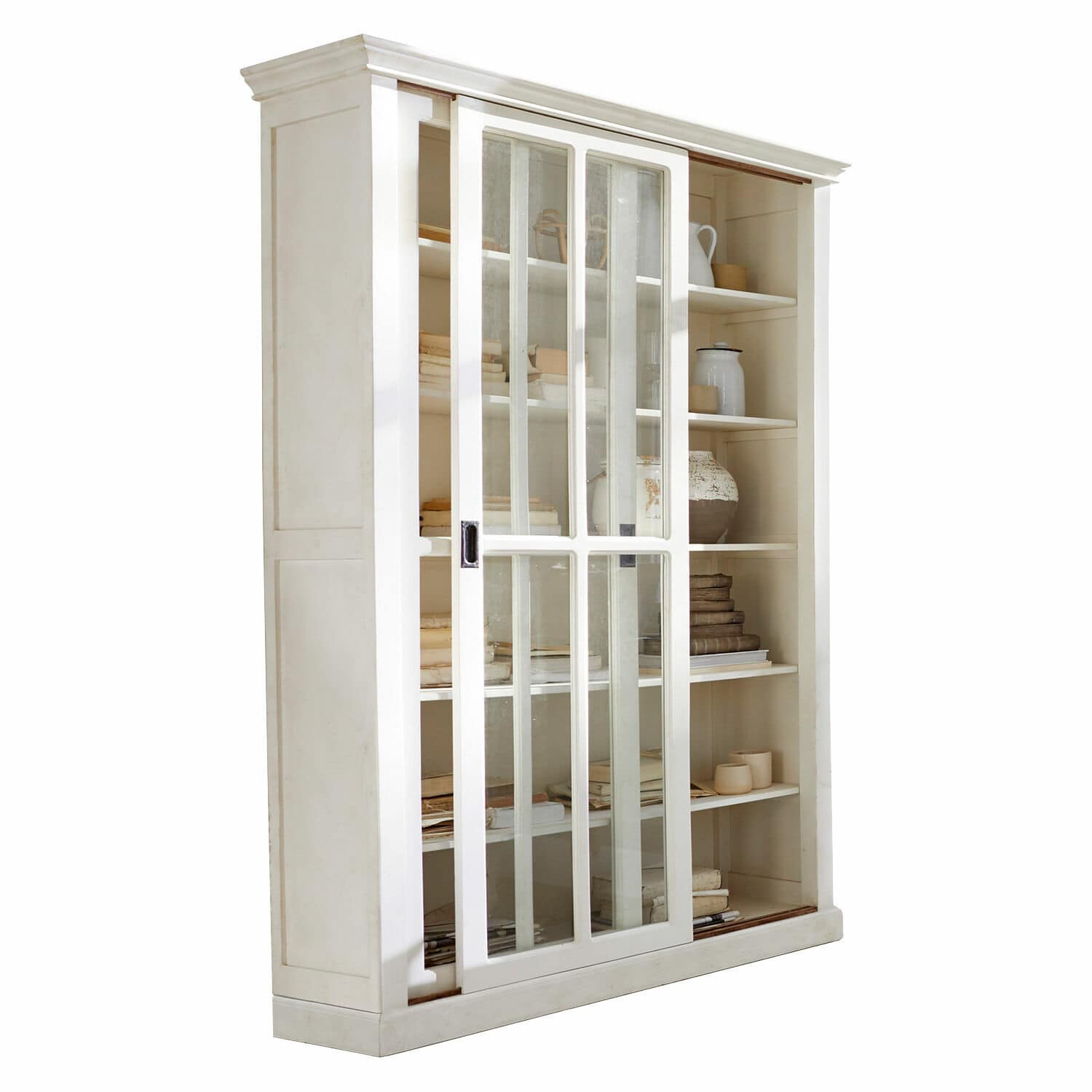 Kast Brouns Witte houten vitrinekast met glazen schuifdeuren en planken voor boeken en decoratie