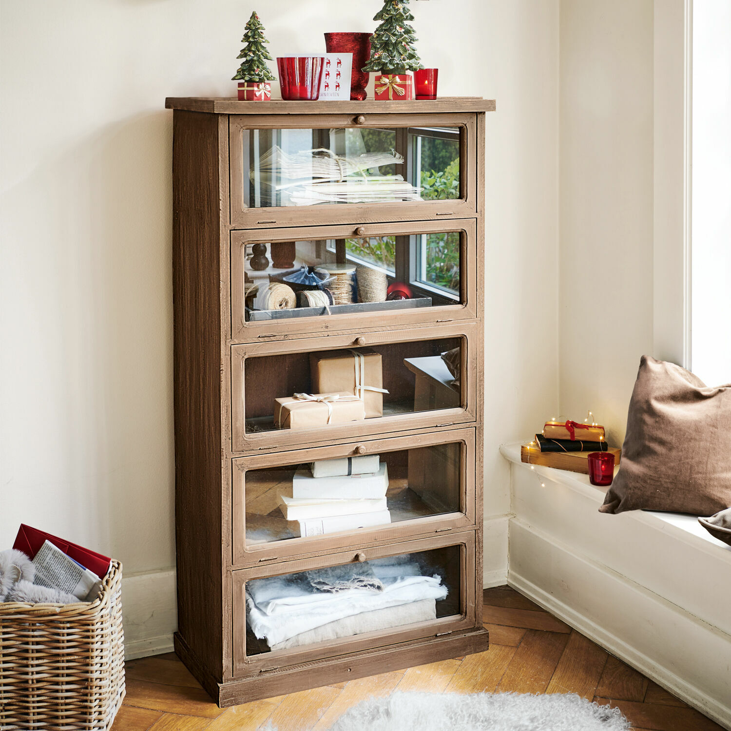 Kastje Houghton Bruine houten kast met vijf glazen laden, kerstdecoraties en boeken erin