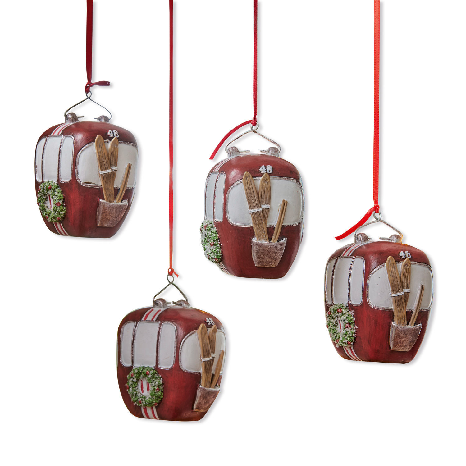 Hanger set van 4 Barnes Rode kerstversieringen in kabelbaanvorm met ski's en krans, feestelijke decoratie