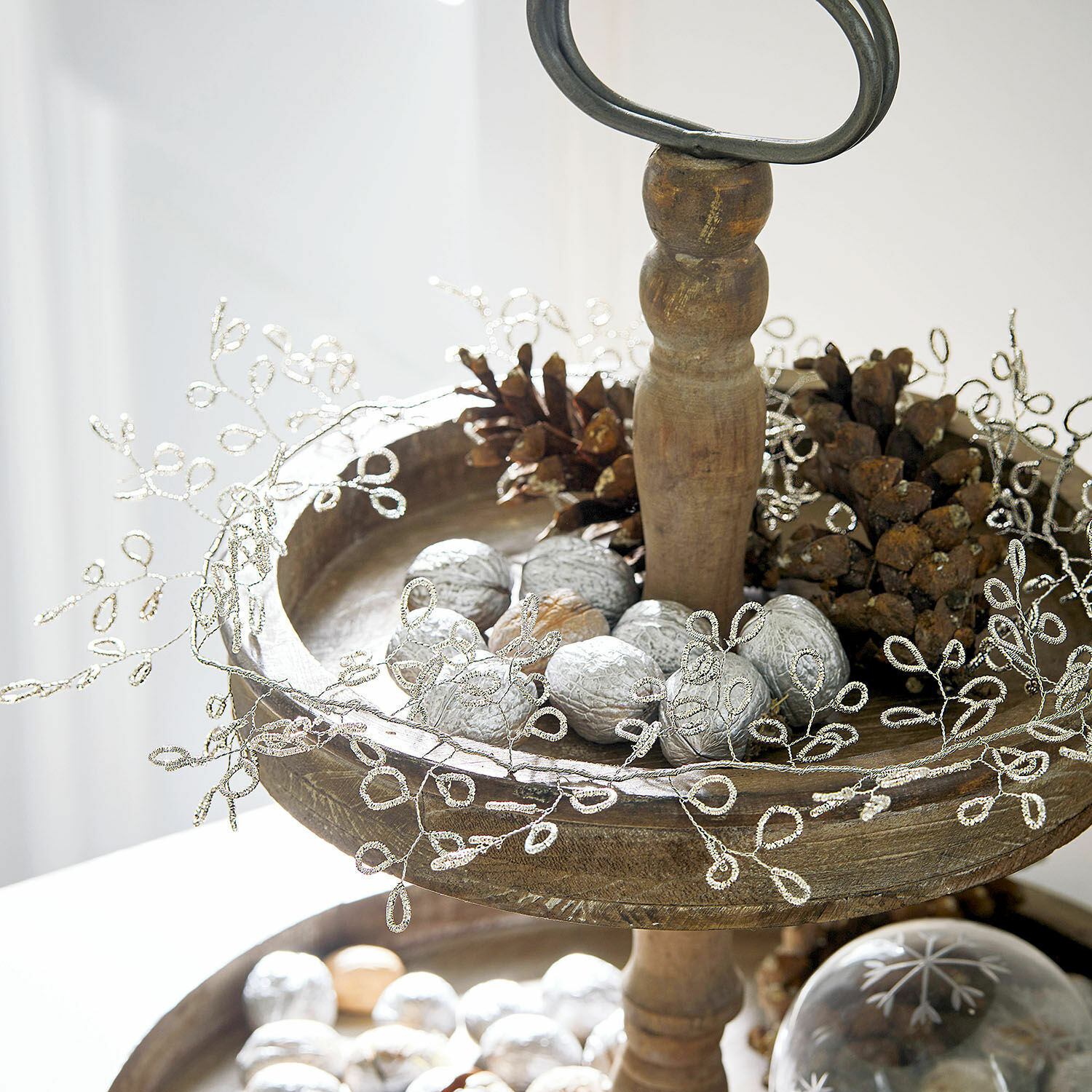 Guirlande Maldon Houten etagère met drie niveaus, dennenappels en zilverkleurige noten voor feestelijke decoratie