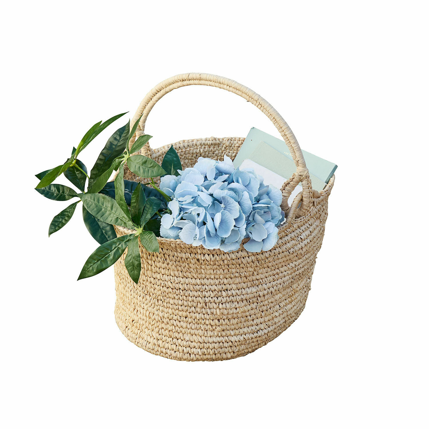 Natuurlijke gevlochten zeegrasmand met blauwe bloemen en groene bladeren voor decoratie