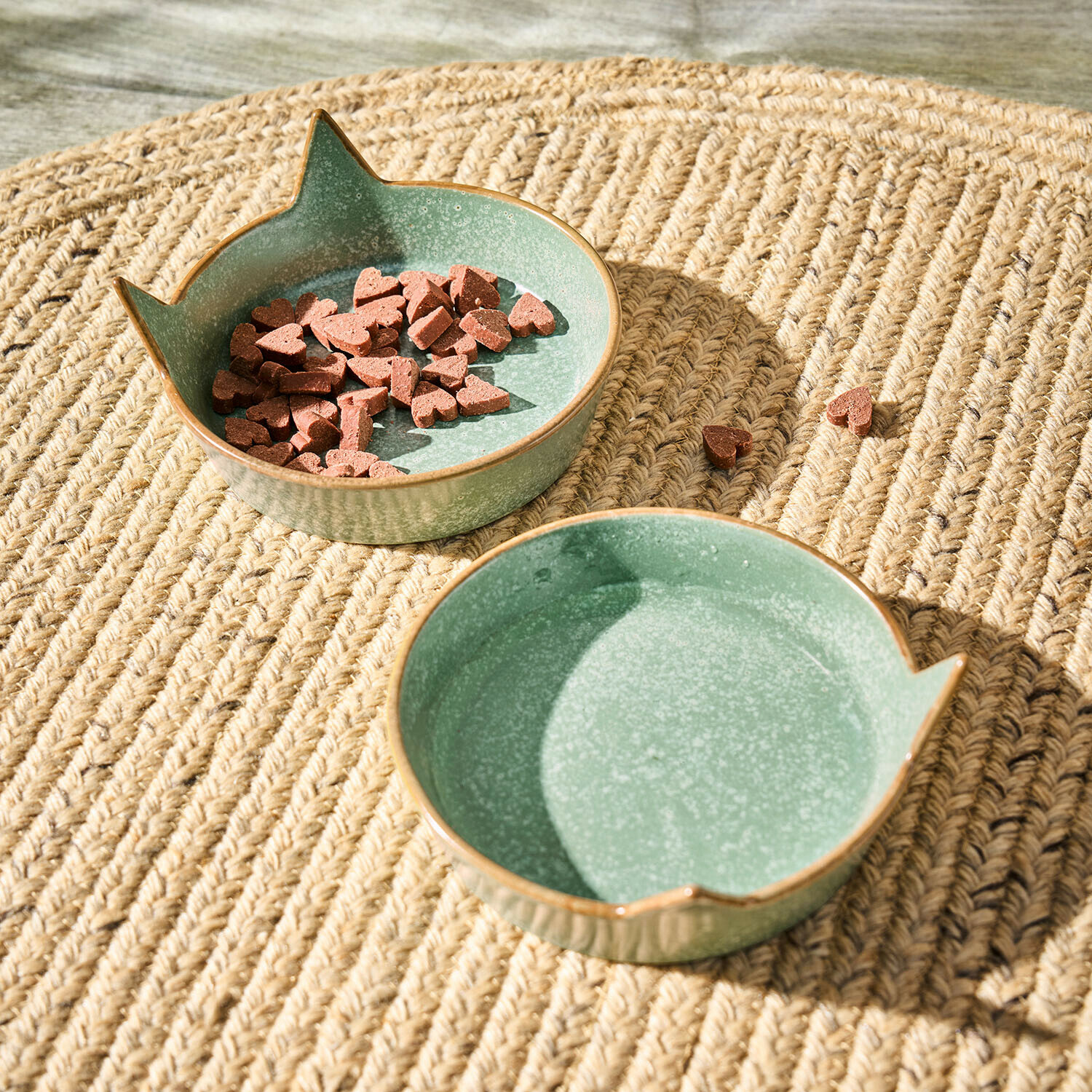 Voerbakje set van 2 Biarré Groene keramische kattenvoerbak met kattenoren op gevlochten mat, bak met hartvormige kattenbrokjes
