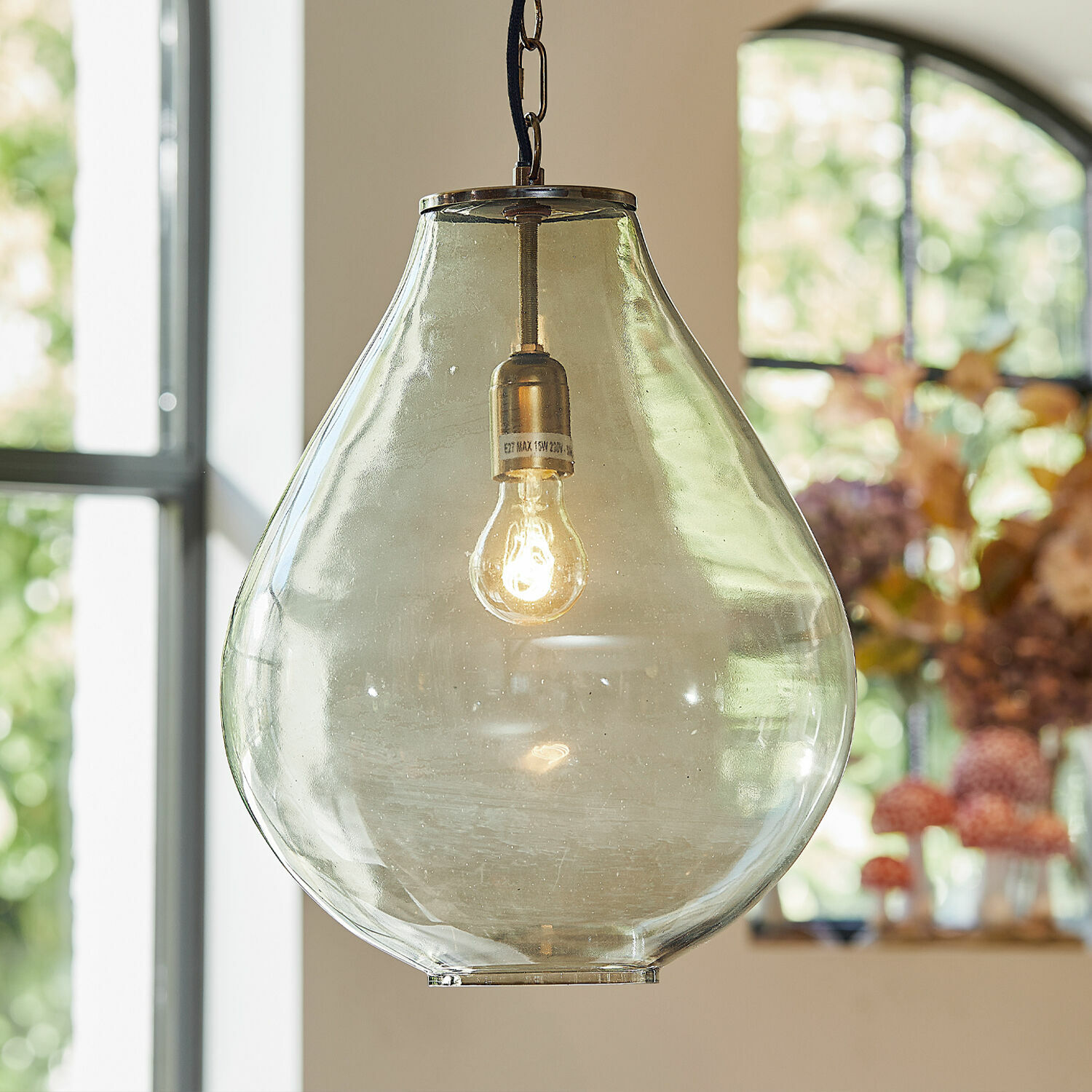 Glazen hanglamp in druppelvorm met metalen houder, moderne verlichting voor woonkamer