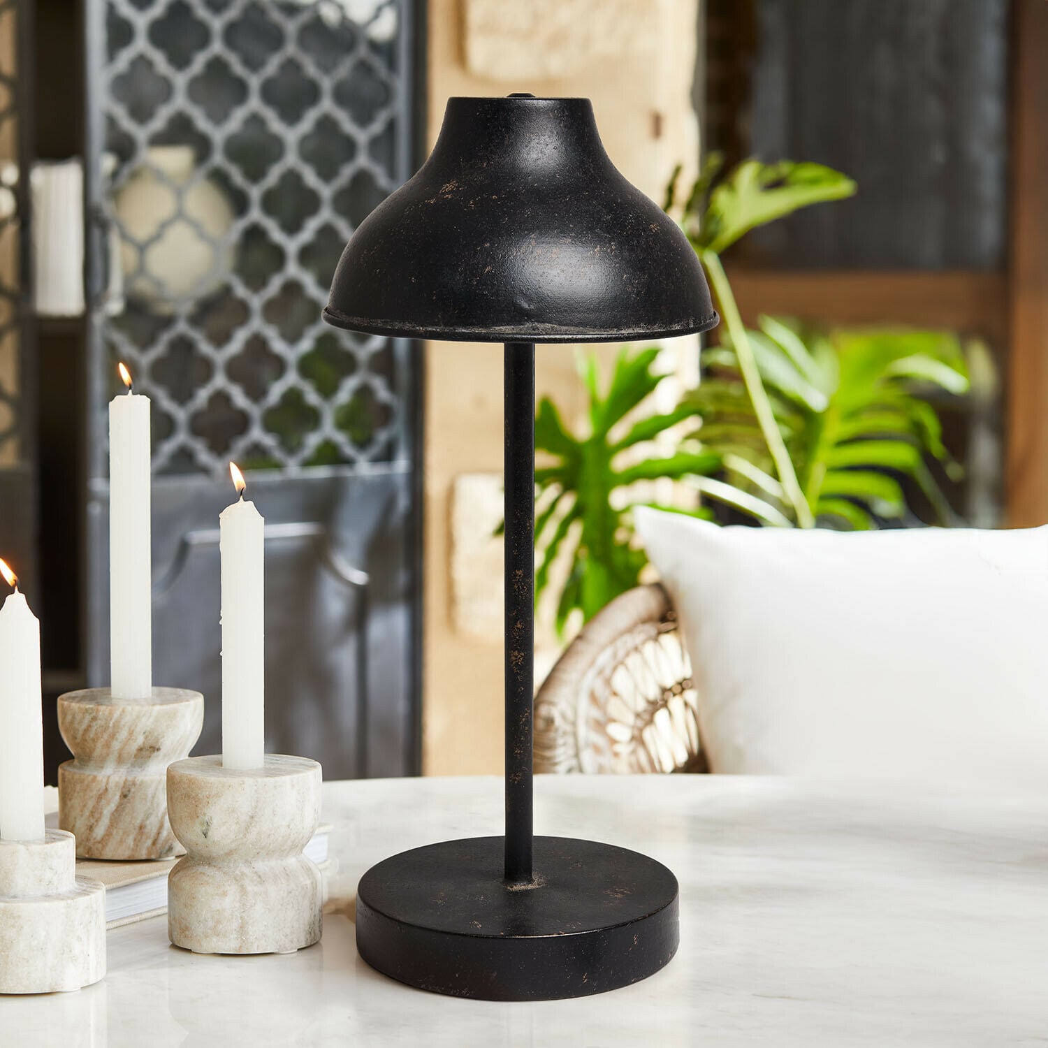 Oplaadbare ledtafellamp Henvique Zwarte metalen tafellamp met verouderde look op marmeren tafel in een gezellige woonkamer