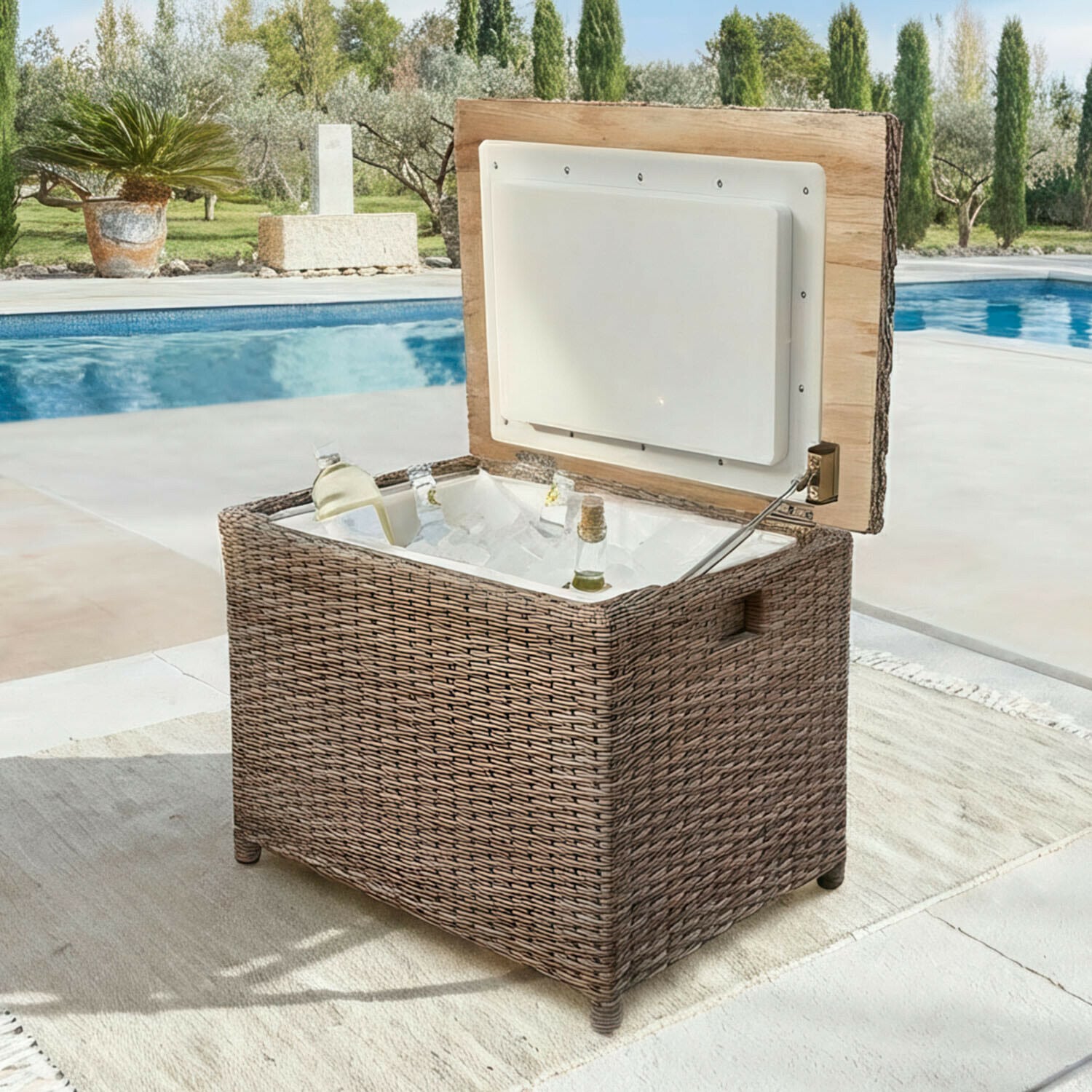 Bruine rotan koelbox met deksel, gevuld met ijs en flessen, ideaal voor drankjes bij het zwembad