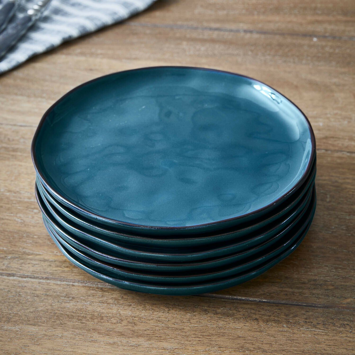 Dessertbordje set van 6 Biarré Set blauwe keramische borden op houten tafel voor dagelijks gebruik in de keuken