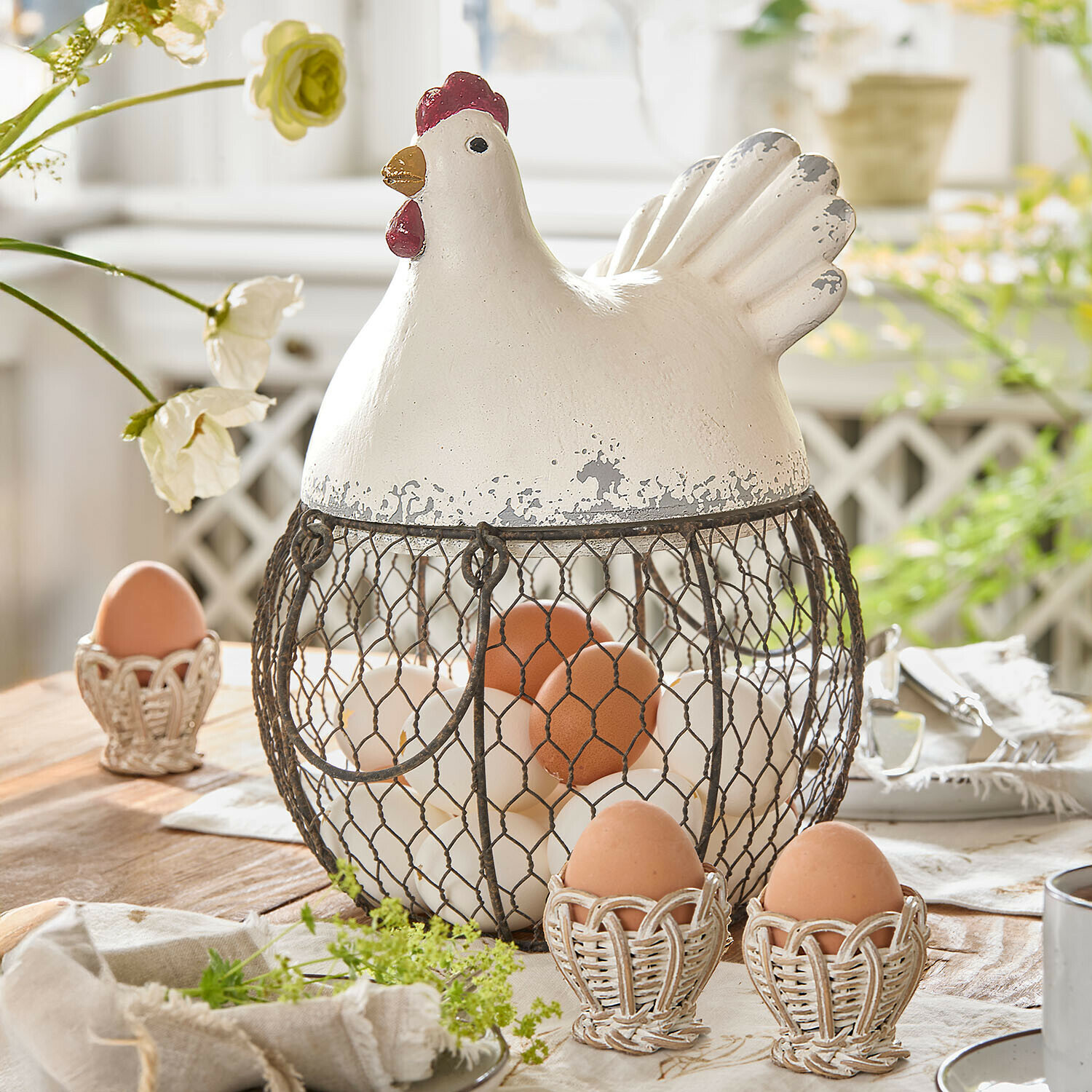 Metalen eiermand met witte keramische deksel in kipvorm, rustieke keukenaccessoire