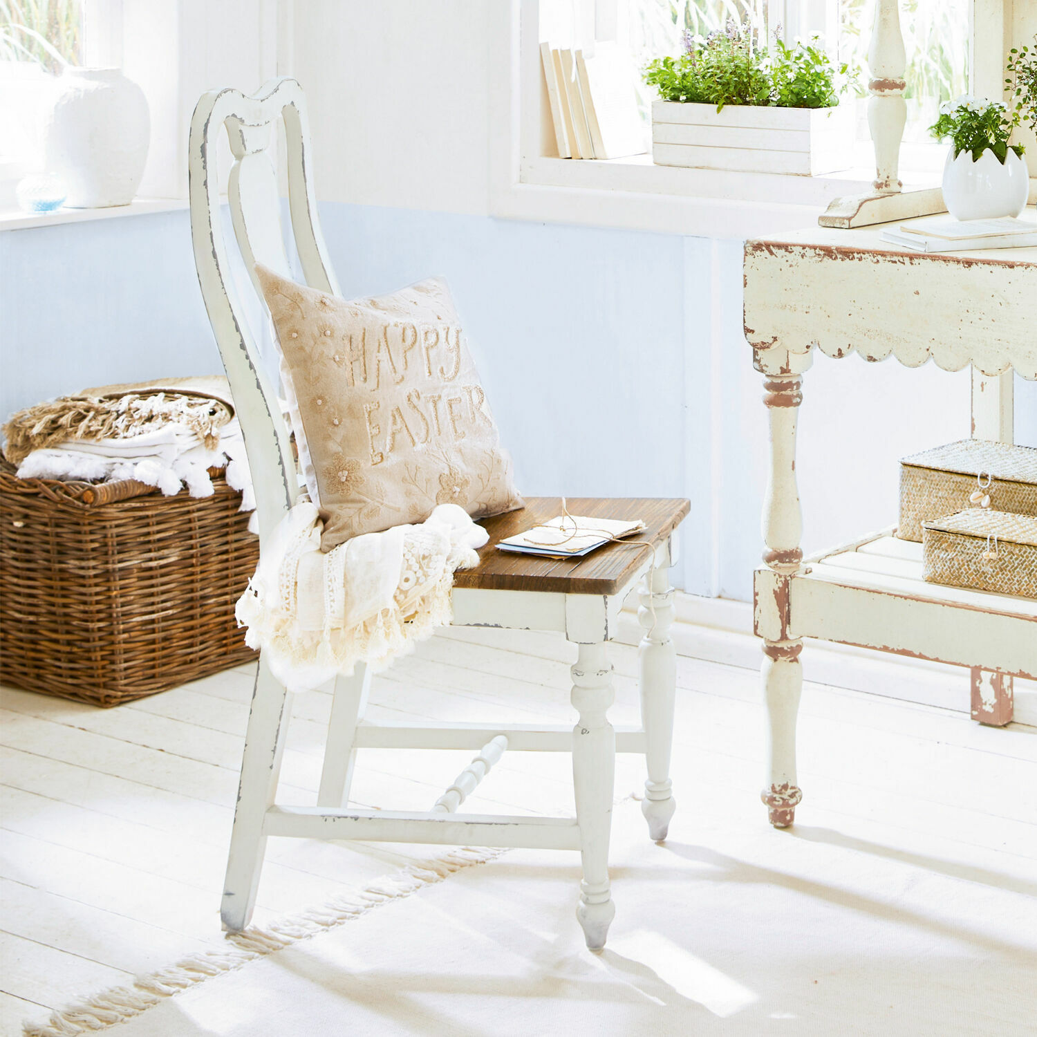 Stoel Harry Witte houten stoel met bruine zitting en beige Happy Easter kussen in lichte kamer