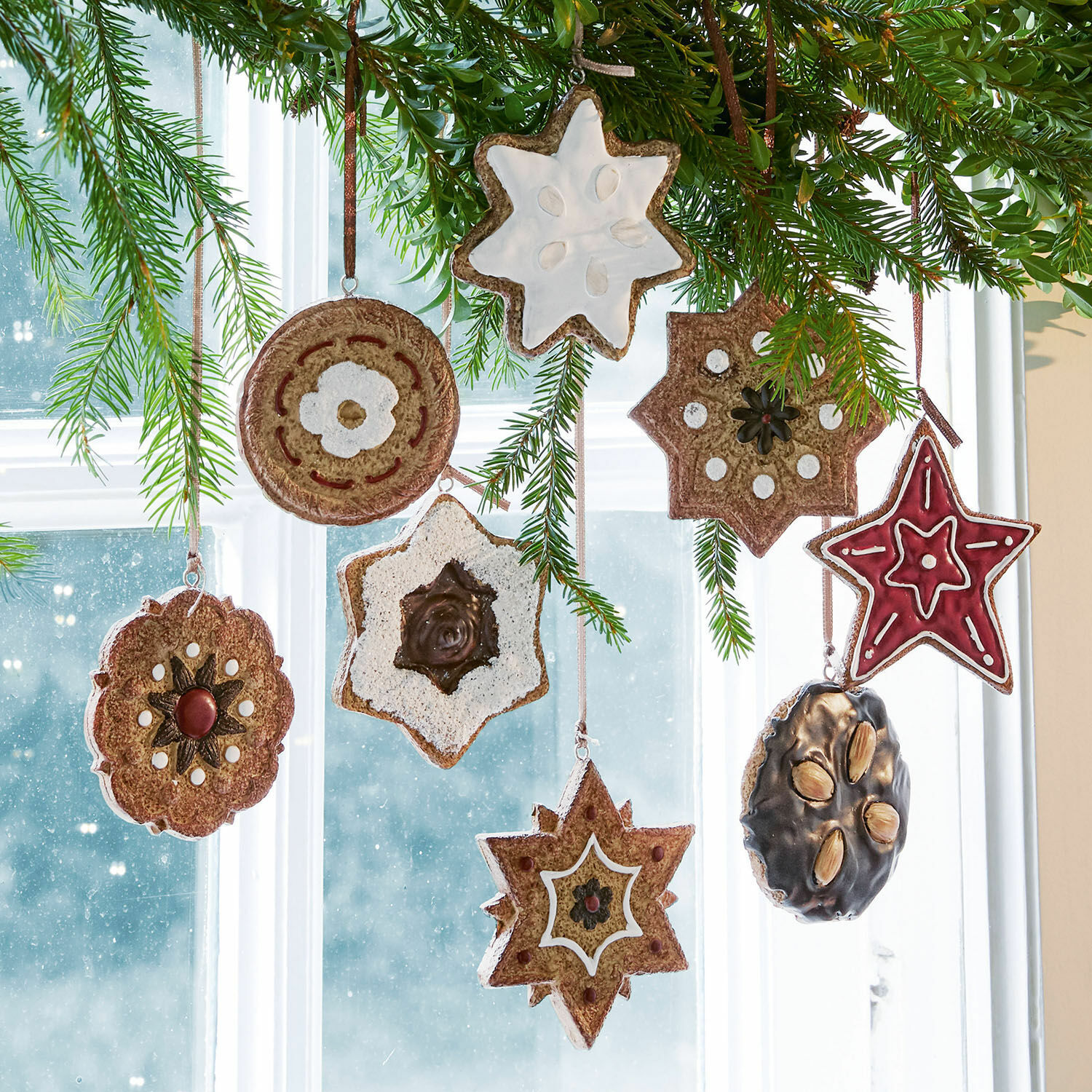 Hanger set van 8 Cibla Kerstversieringen in ster- en cirkelvorm van natuurlijke materialen hangend voor een raam