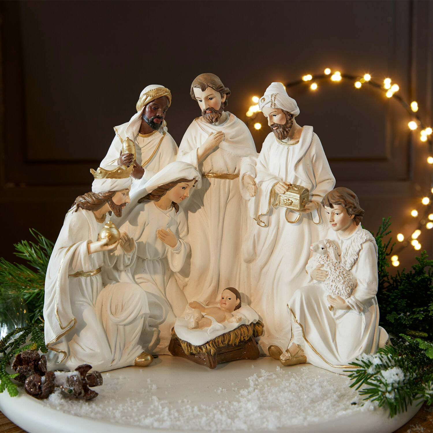 Witte keramische kerststalfiguren met de Drie Koningen en het kindje Jezus voor kerstdecoratie