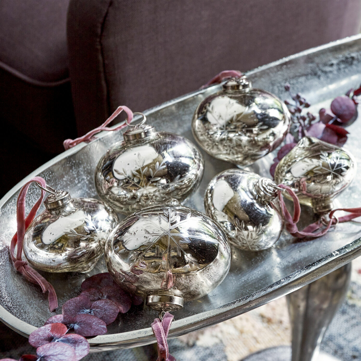 Kerstbal set van 6 Isaulie Zilveren kerstversieringen met sneeuwvlokmotief aan roze linten op een metalen decoratieve schaal