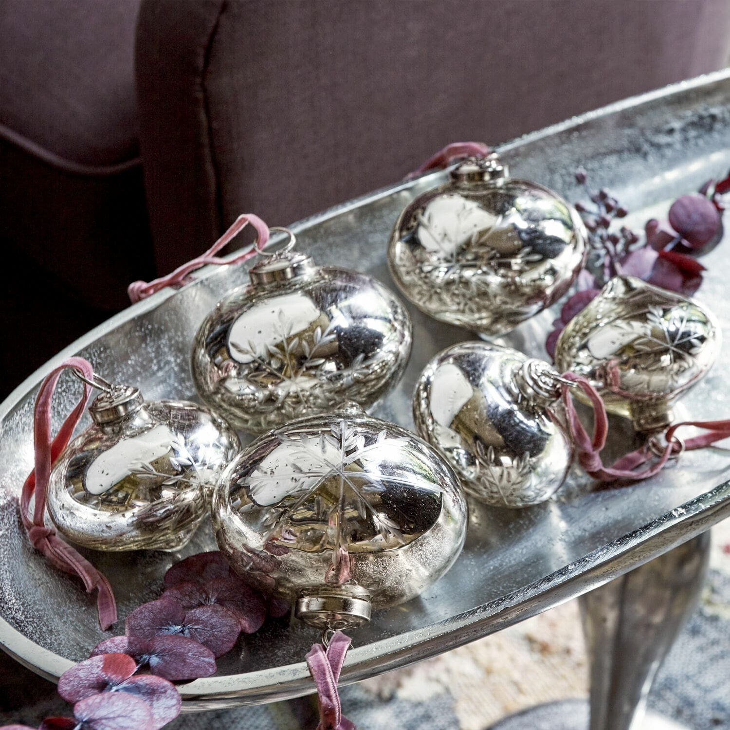 Kerstbal set van 6 Isaulie Zilveren kerstversieringen met sneeuwvlokmotief aan roze linten op een metalen decoratieve schaal