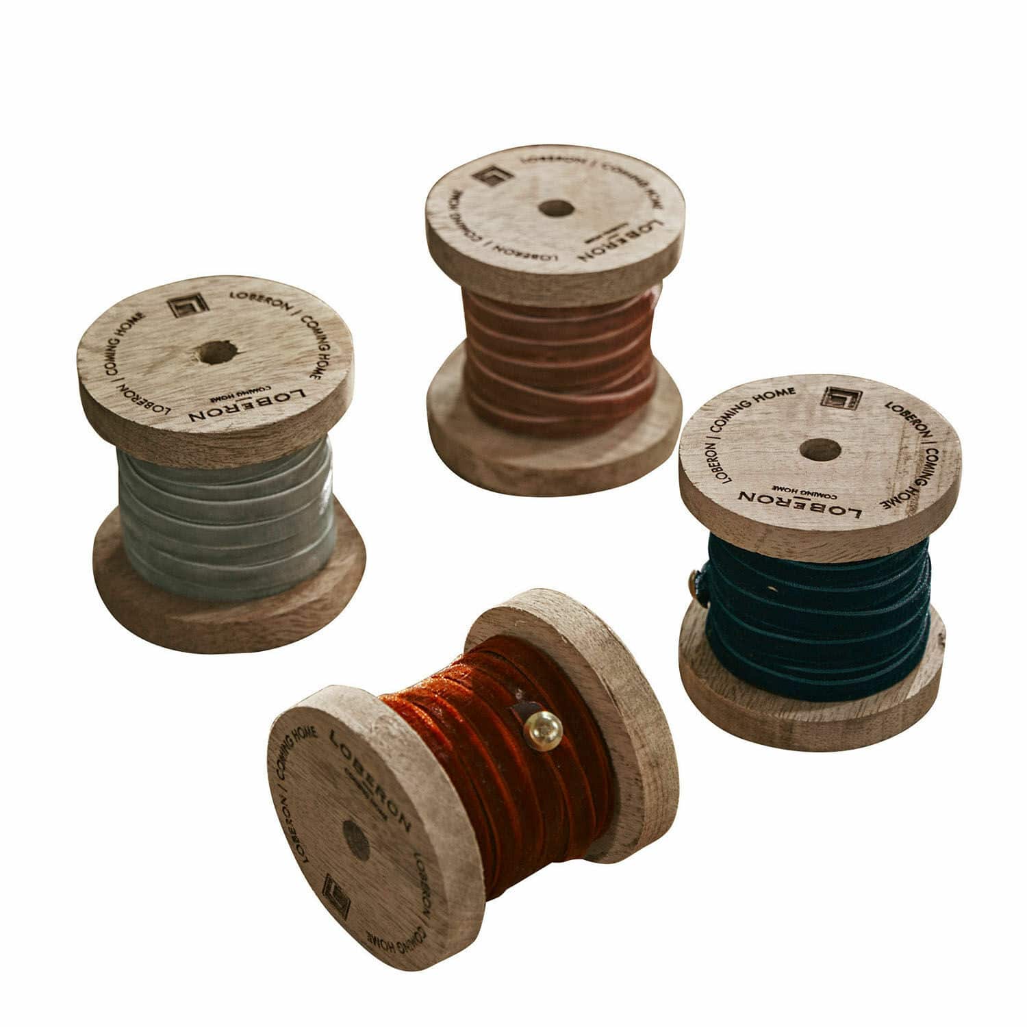 Fluwelen lint set van 4 Hilary Set van vier houten spoelen met gekleurde koorden voor decoratie en handwerk