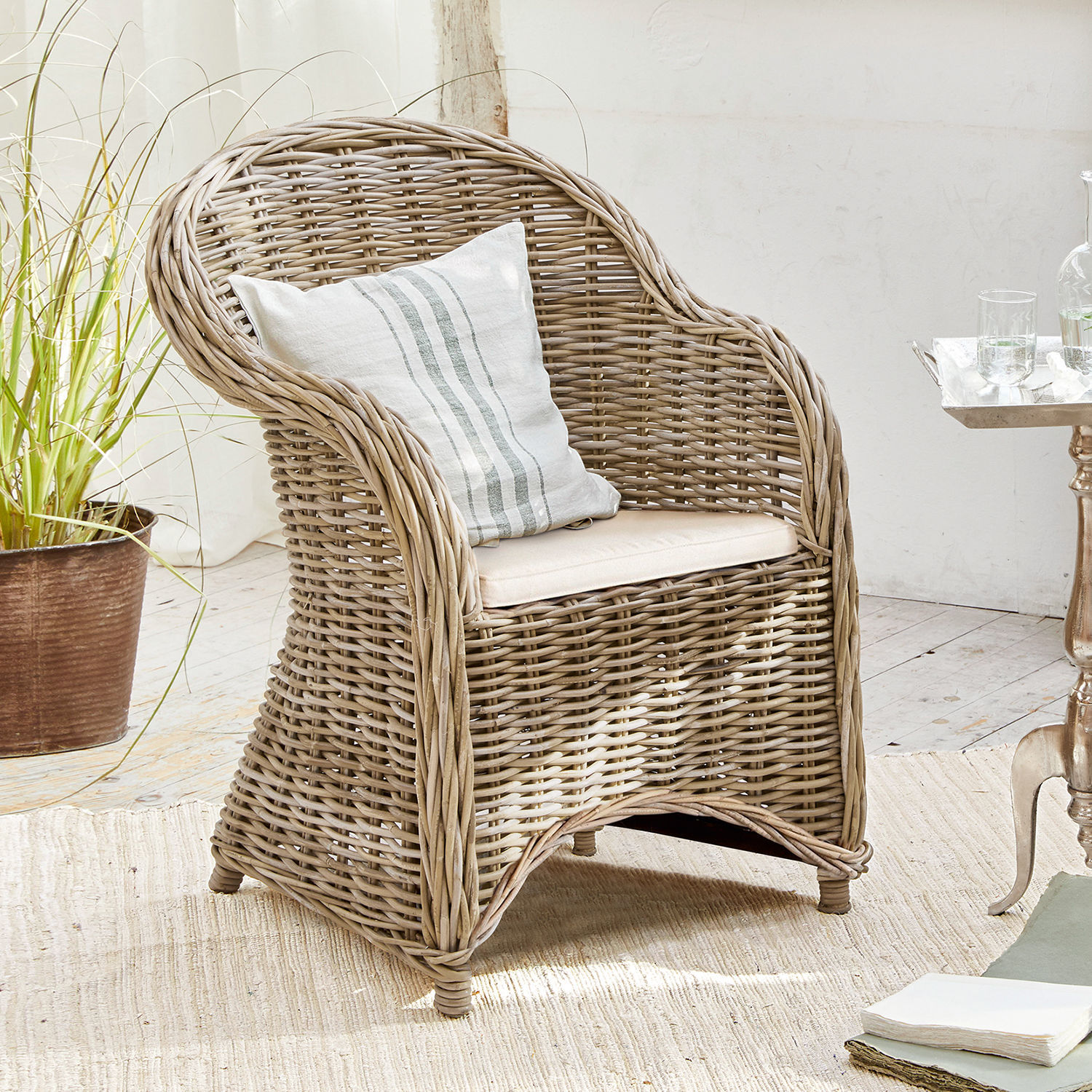Fauteuil Margate Rotan stoel in natuurlijke kleur met licht kussen en gestreept sierkussen voor woonkamer
